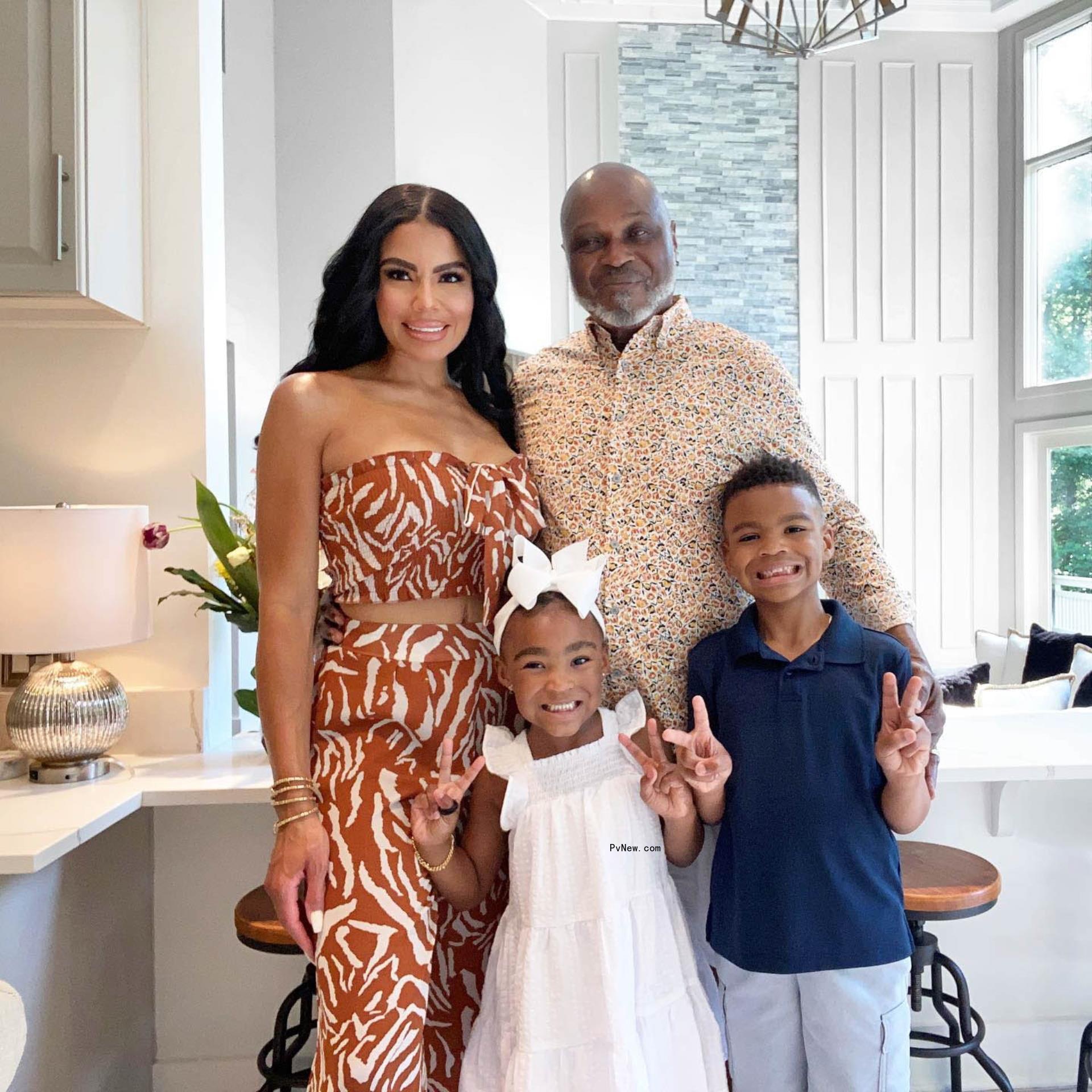 Mia Thornton and Gordon Thornton posing with their two children