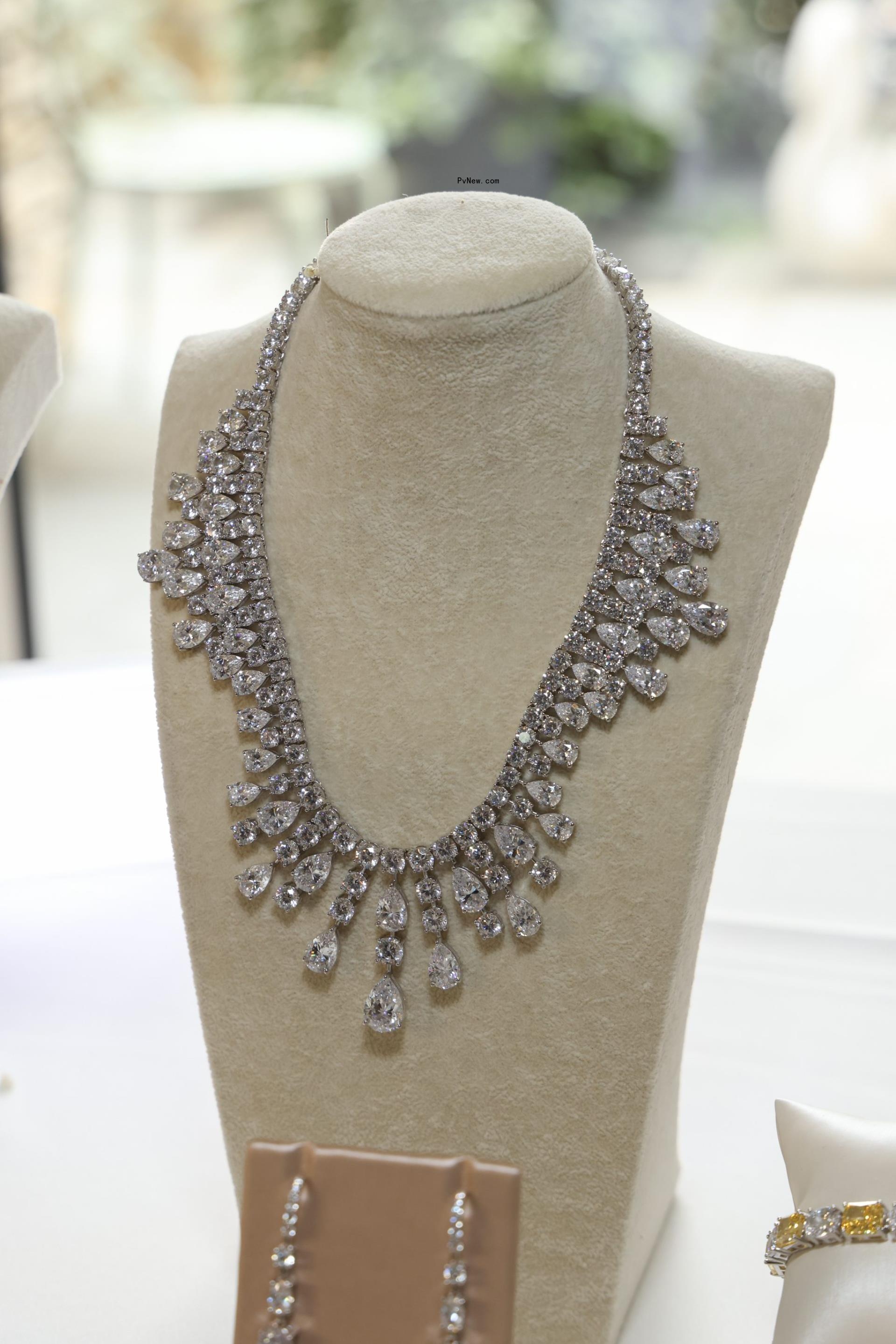 Kathy Hilton x Anna Zuckerman necklace