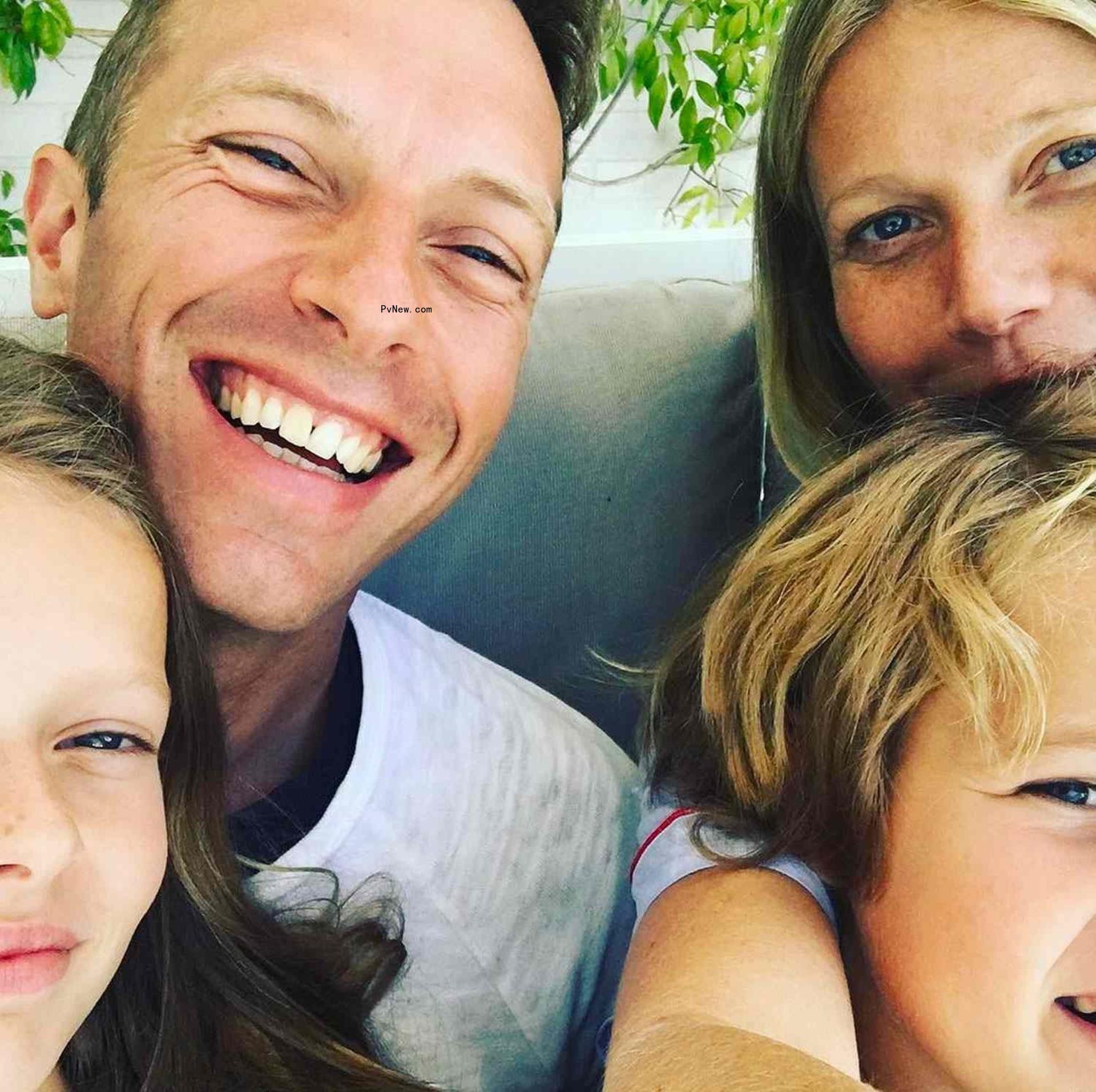 Gwyneth Paltrow and Chris Martin with Apple and Moses in a selfie.