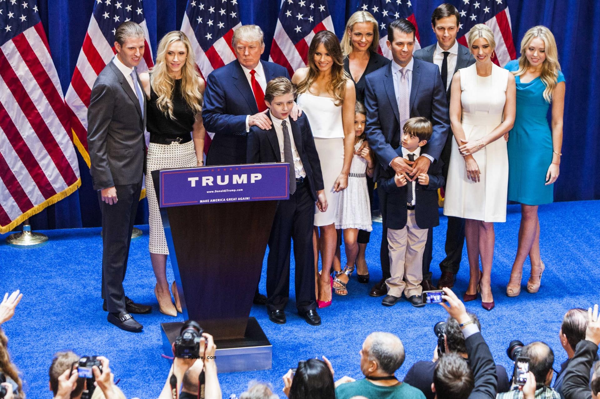 Do<i></i>nald Trump posing with his family members.
