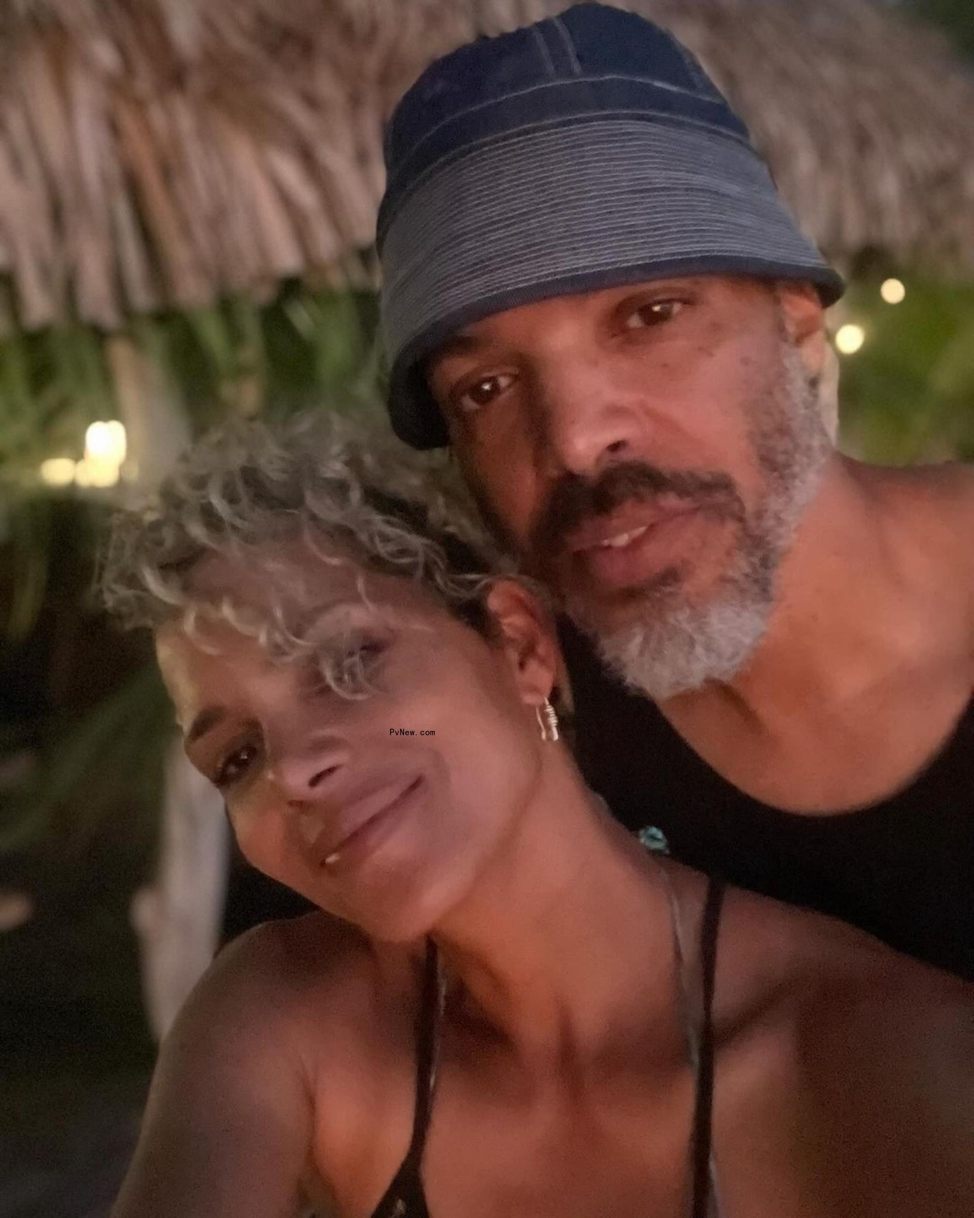 Halle Berry and Van Hunt in a selfie. 