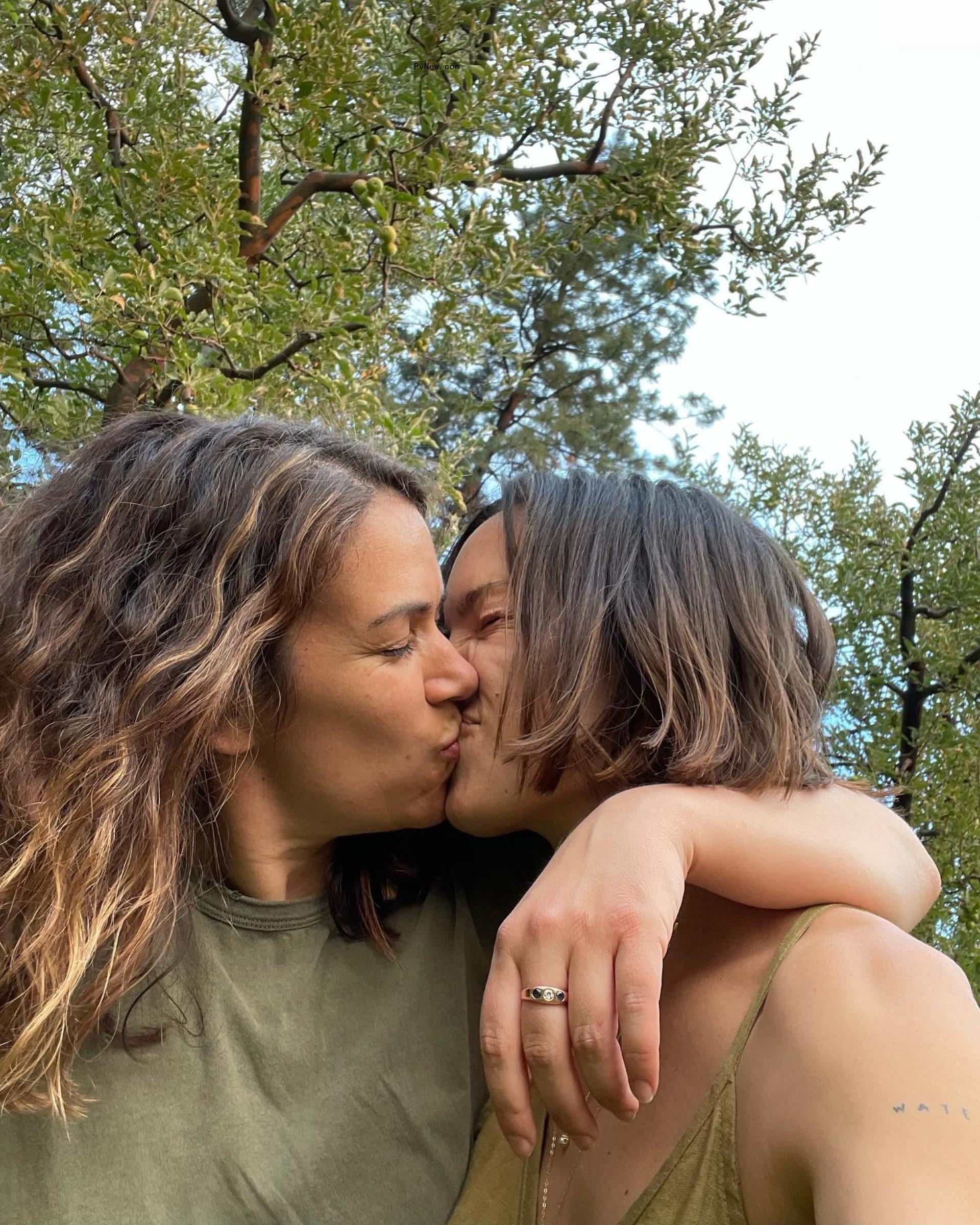 Abbi Jacobson and Jodi Balfour kissing. 