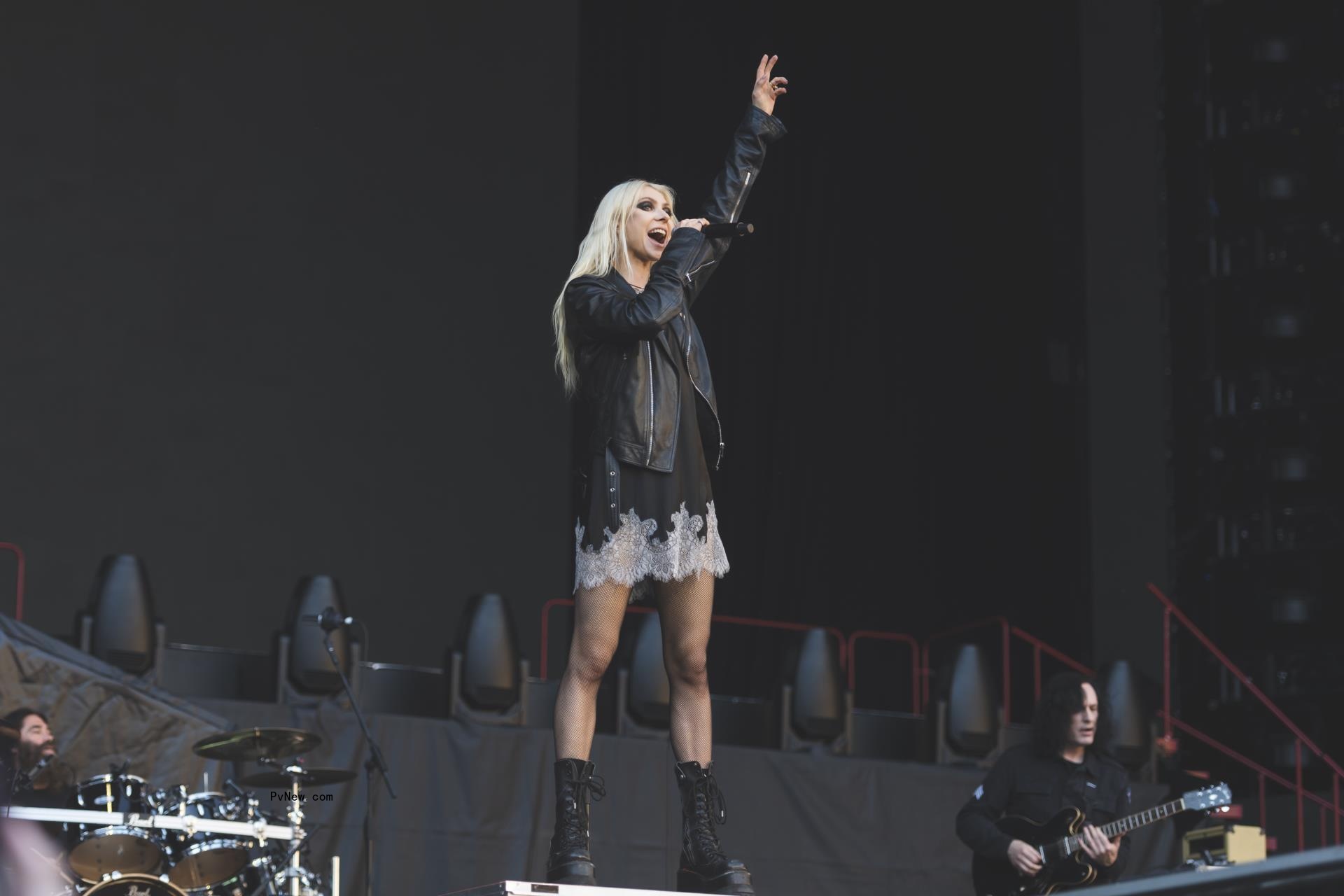 Taylor Momsen performance photos