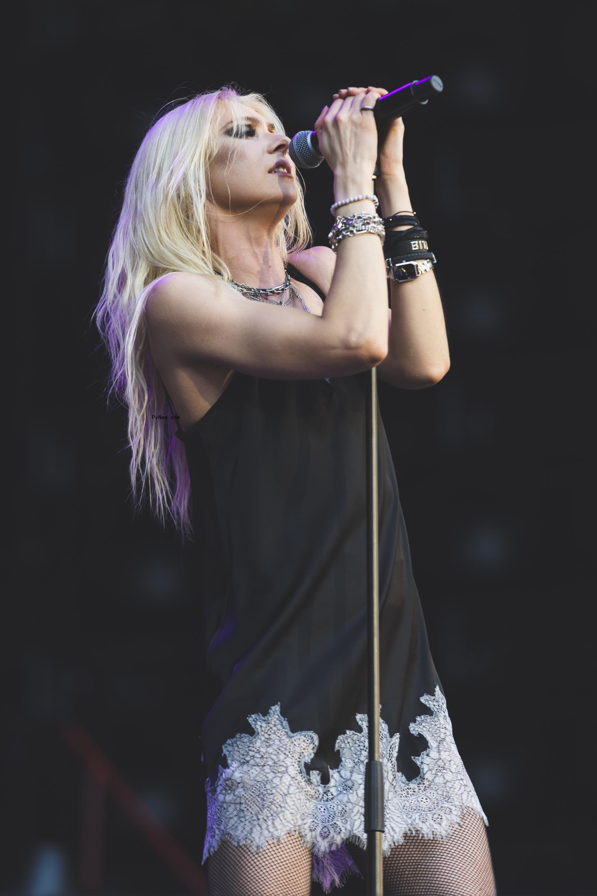 Taylor Momsen performance photos
