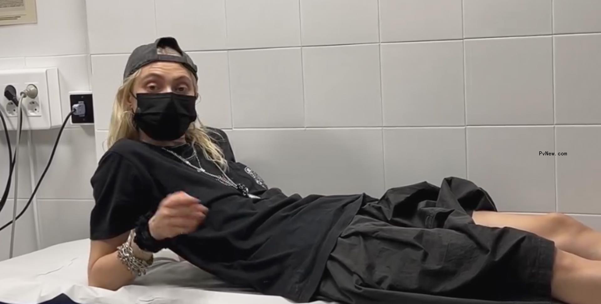 Taylor Momsen hospital selfie
