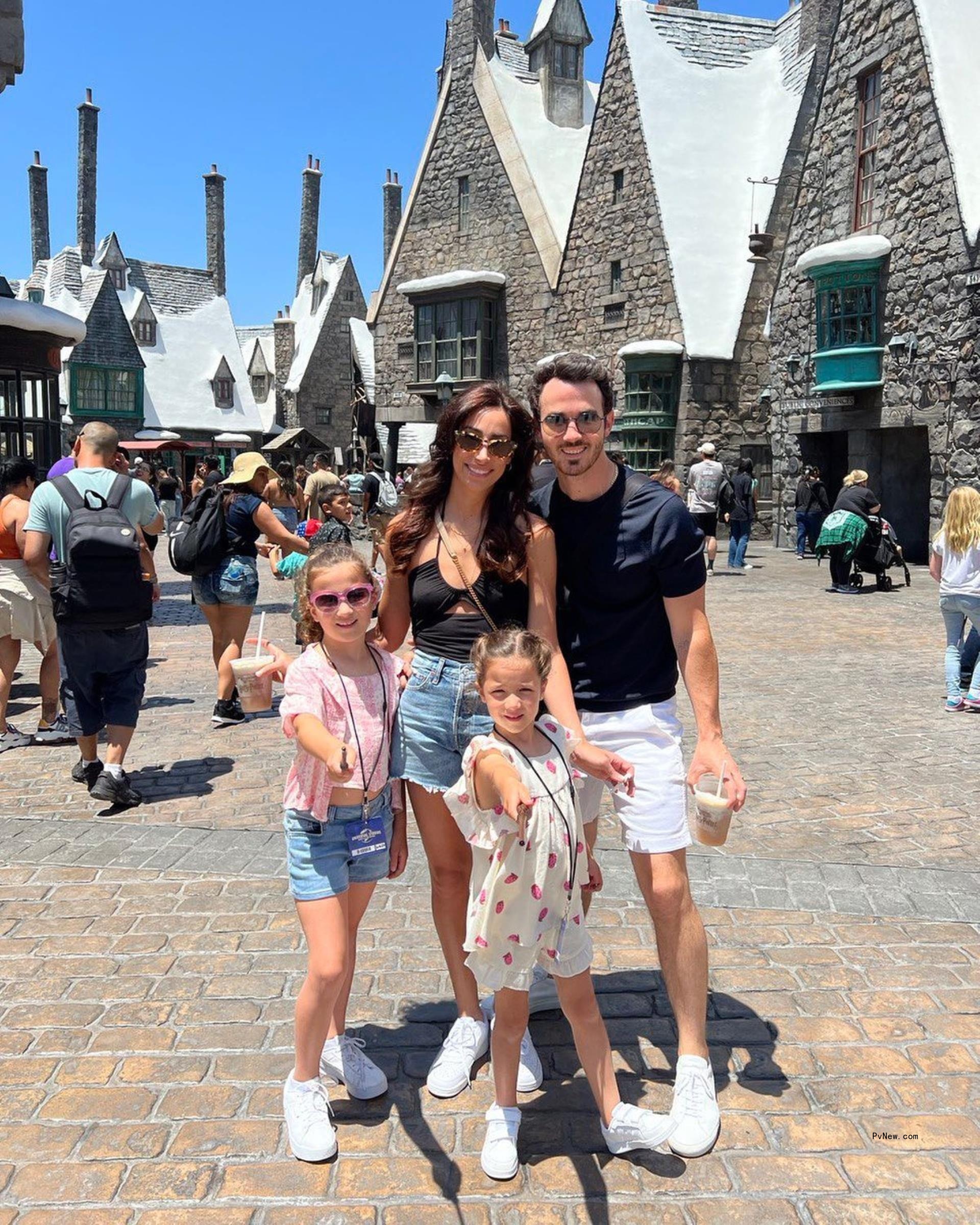 Kevin Jo<i></i>nas with wife Danielle and his daughters