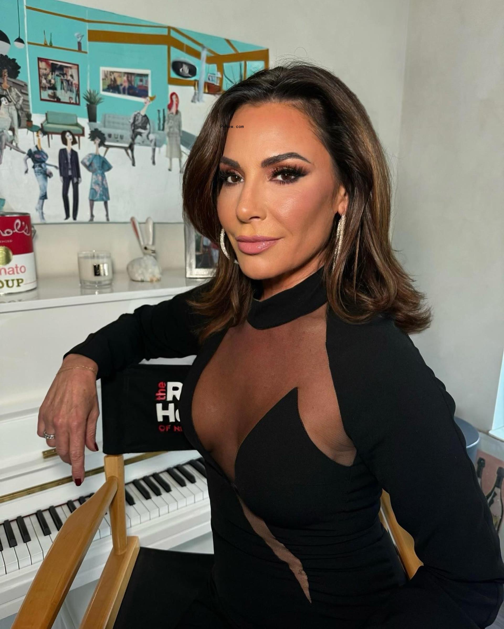 Luann de Lesseps posing
