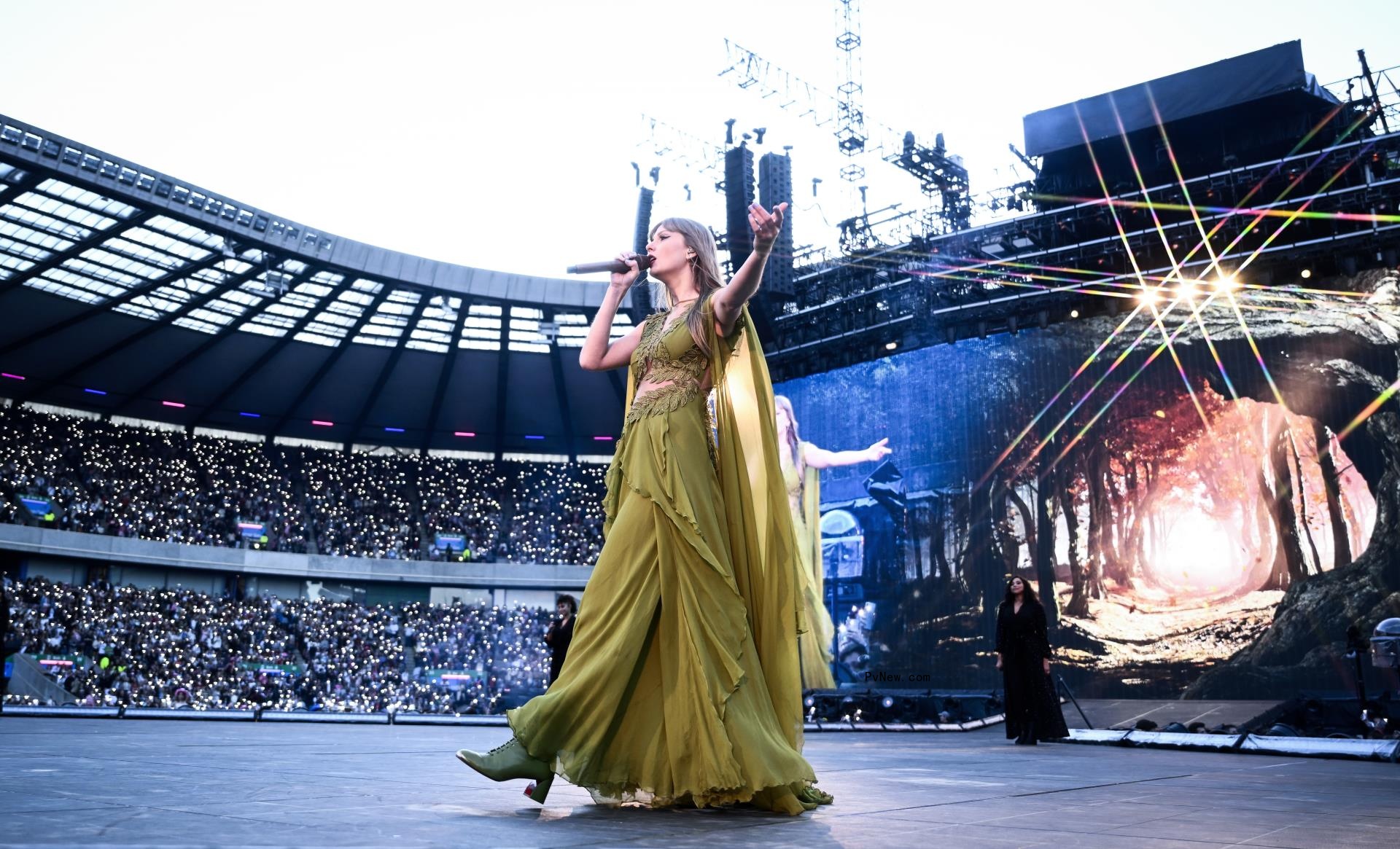 Taylor Swift performing