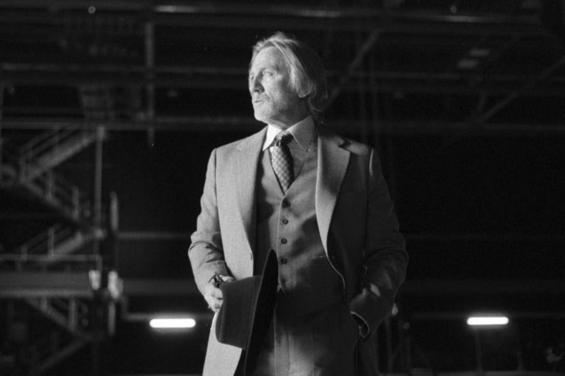 Daniel Craig Debuts Long Hair in ‘Knives Out 3’ First Look