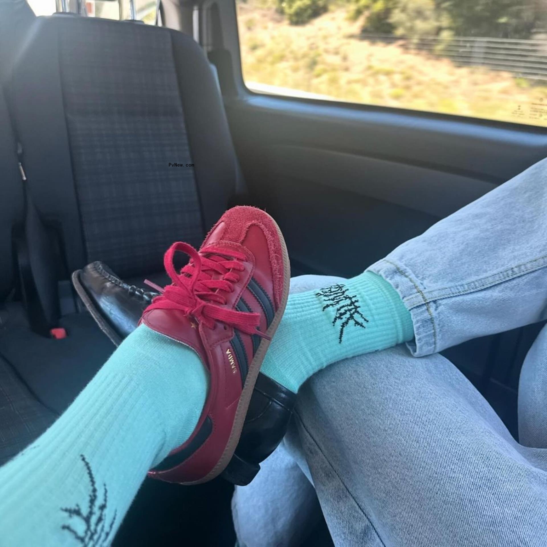 Maika Mo<i></i>nroe playing footsie with Dalton Gomez