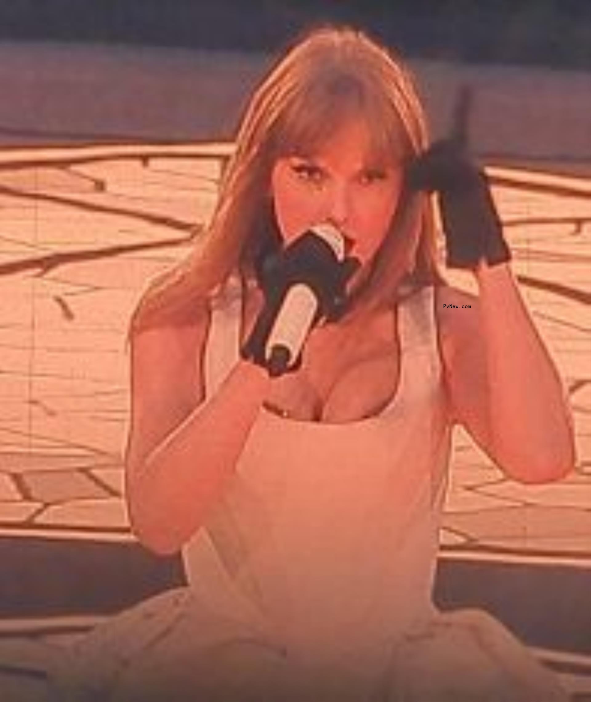 Taylor Swift wearing black gloves during the Edinburgh, Scotland stop of The Eras Tour
