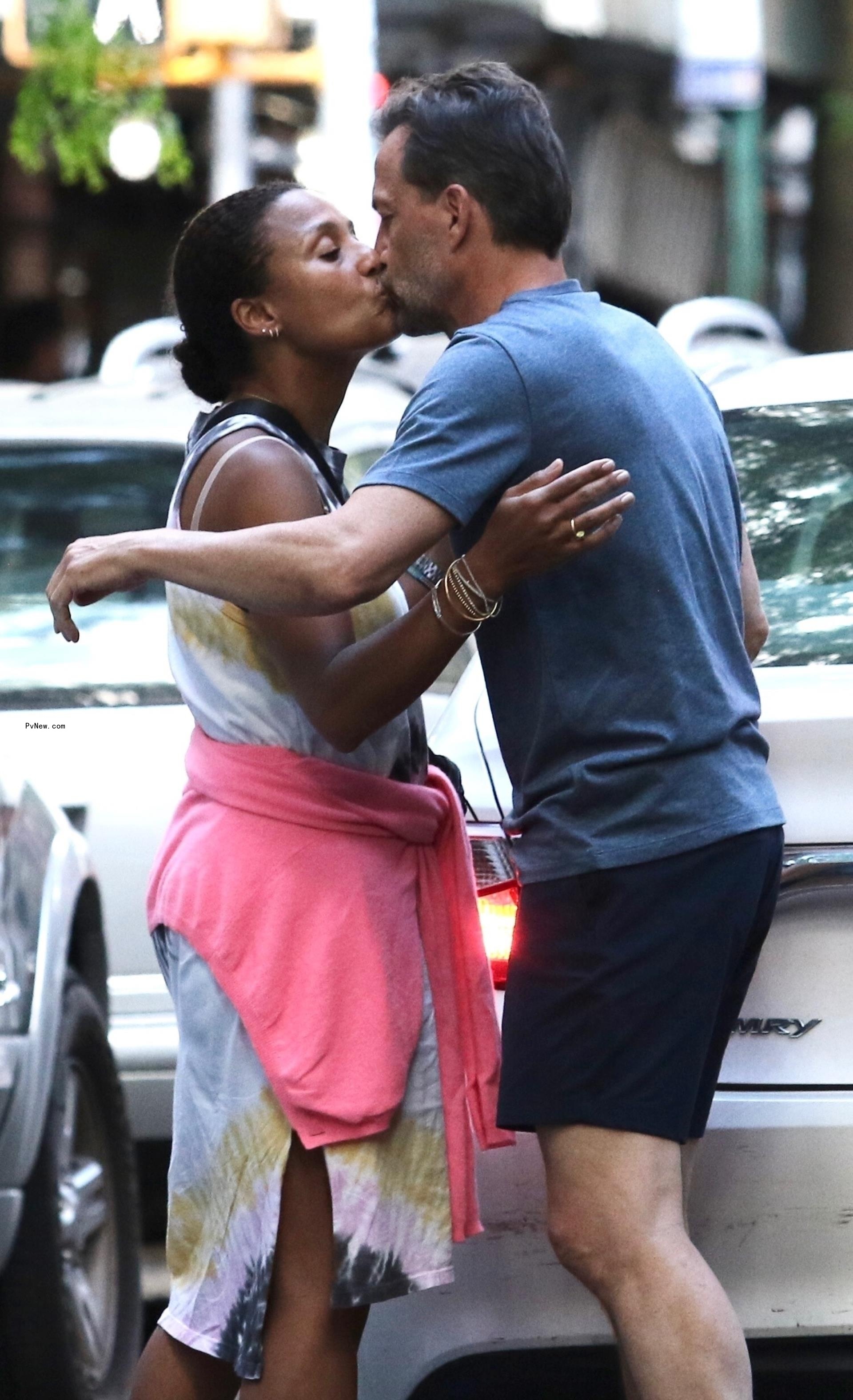 Andrew Shue and Marilee Fiebig kissing.