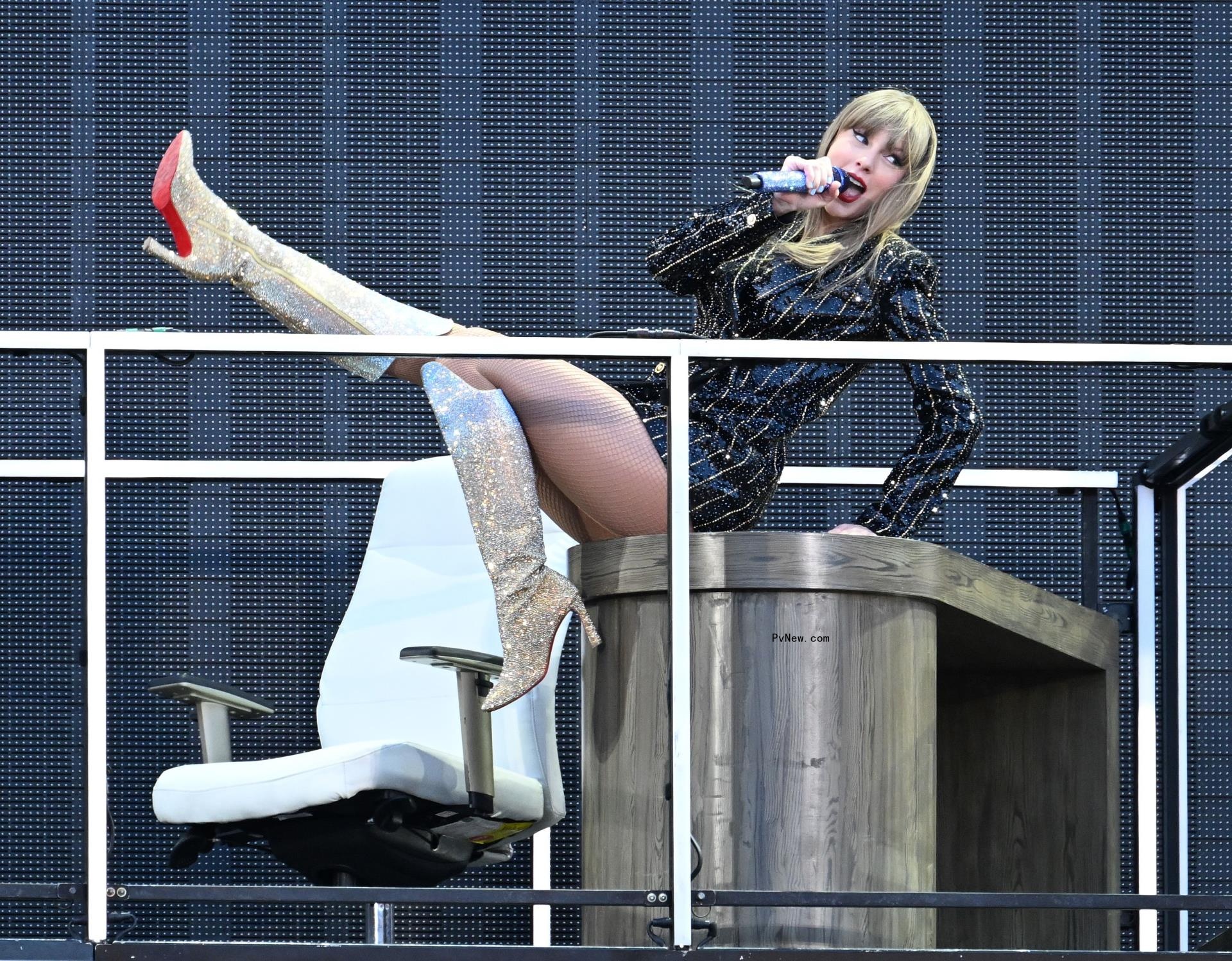 Taylor Swift performing.