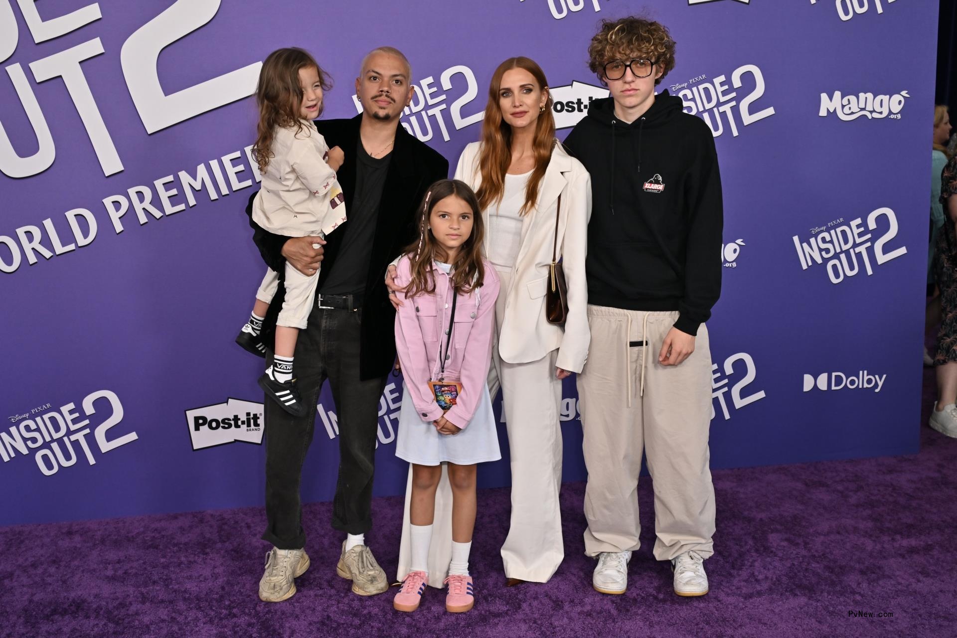 Ziggy Blu Ross, Evan Ross, Jagger Snow Ross, Ashlee Simpson and Bronx Mowgli Wentz posing for a photo 