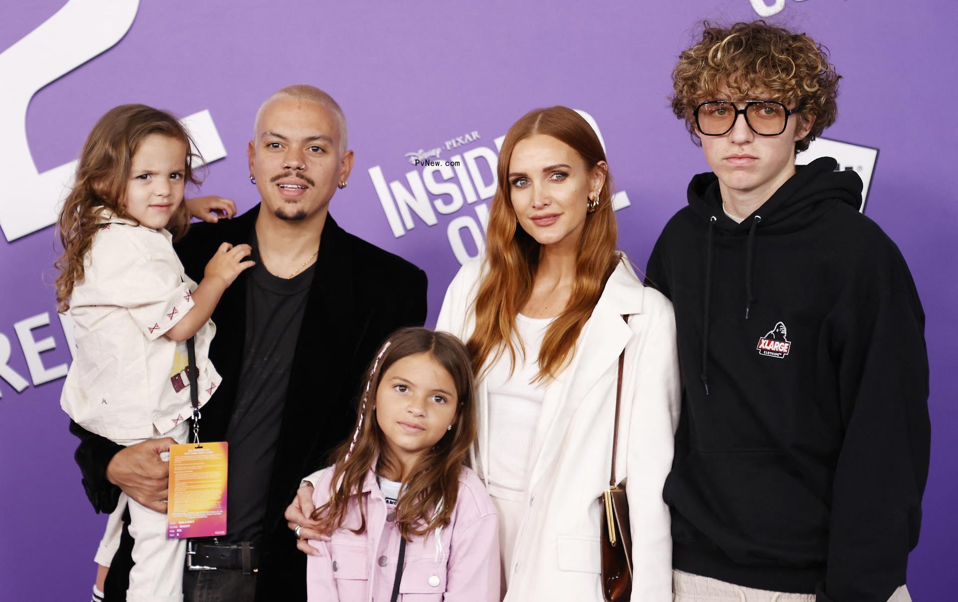Ziggy Blu, Evan Ross, Jagger Snow, Ashlee Simpson and Bronx Mowgli posing for a photo 