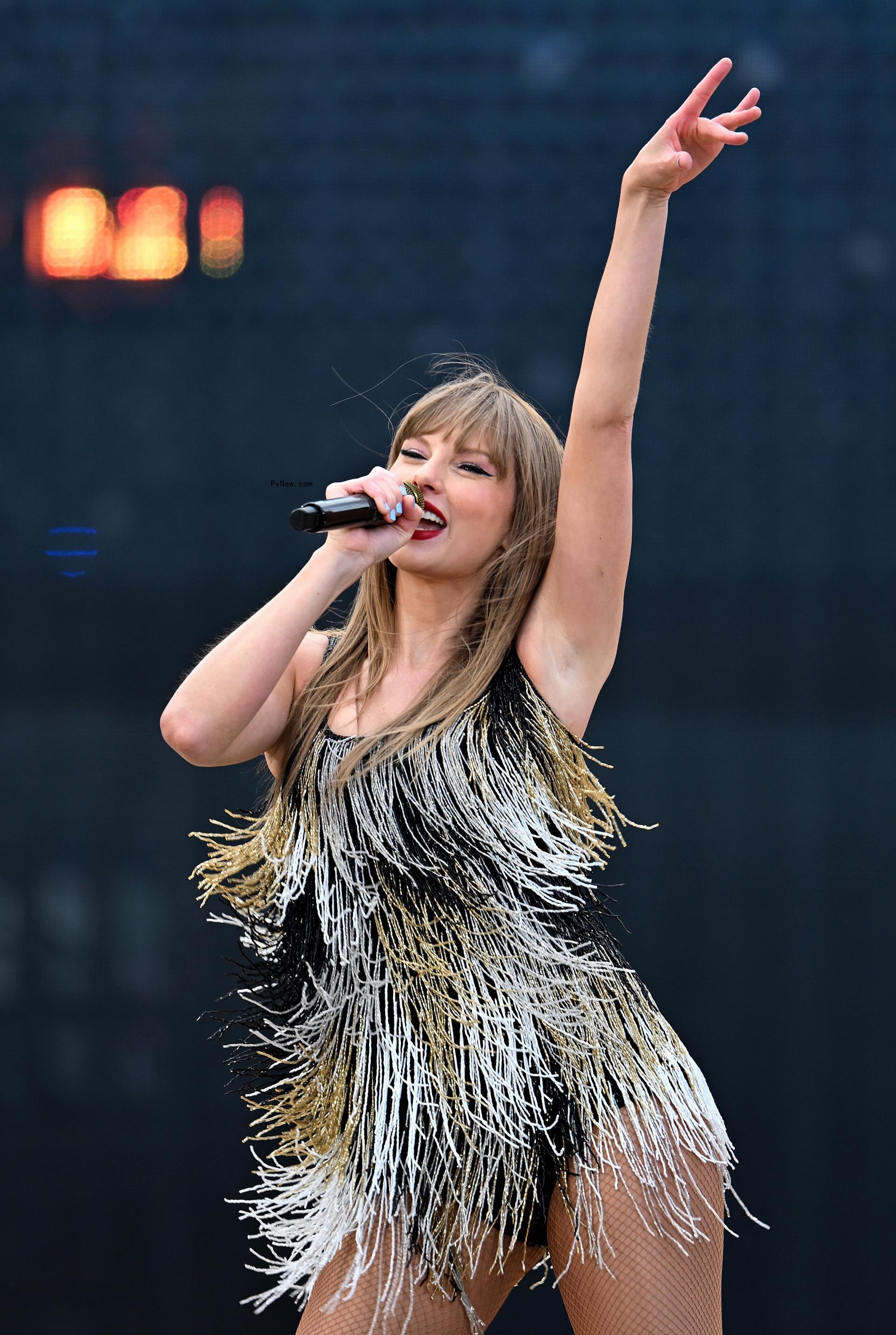 Taylor Swift singing