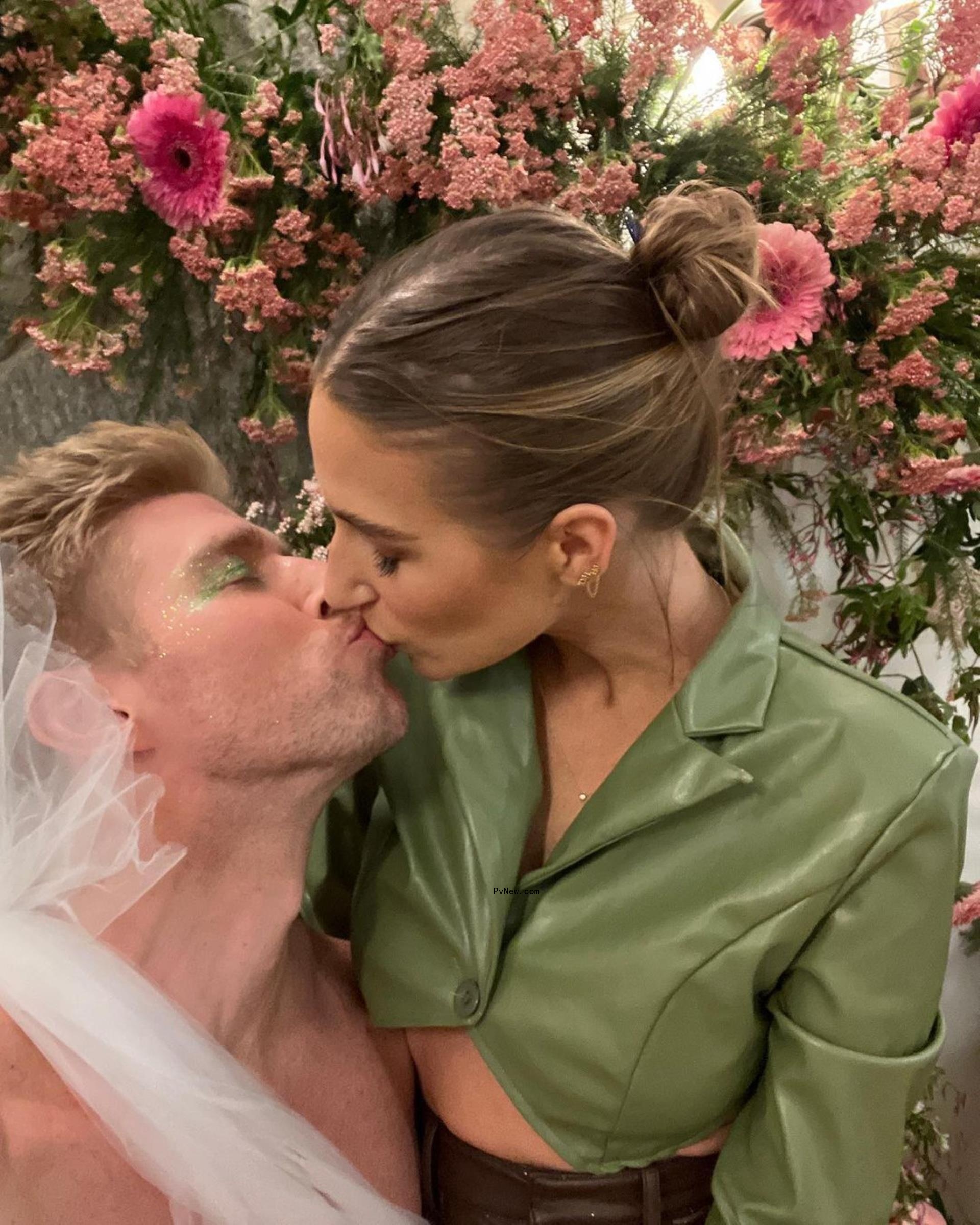 Kyle Cooke kissing Amanda Batula