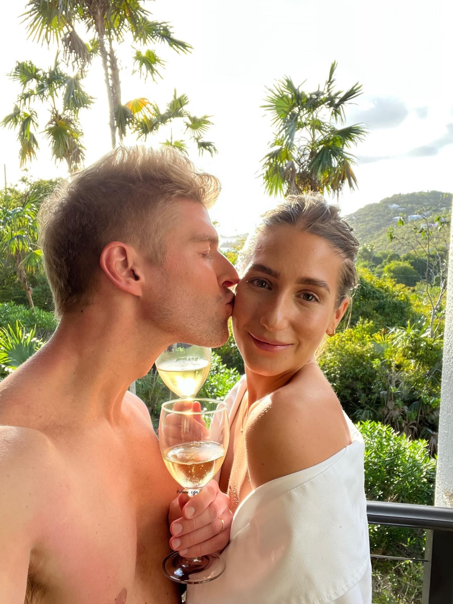 Kyle Cooke kissing Amanda Batula