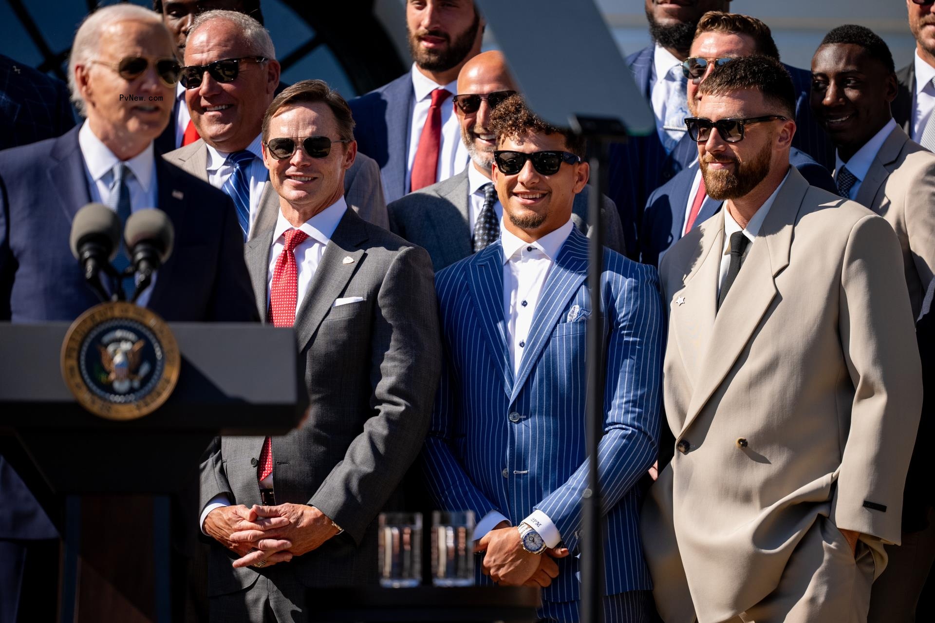 Patrick Mahomes and Travis Kelce behind Joe Biden 
