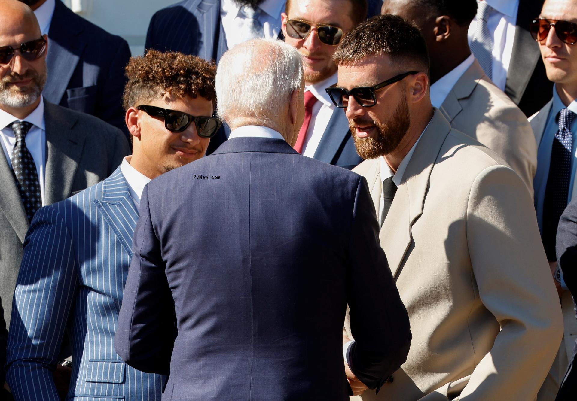 Patrick Mahomes and Travis Kelce talk to Joe Biden 