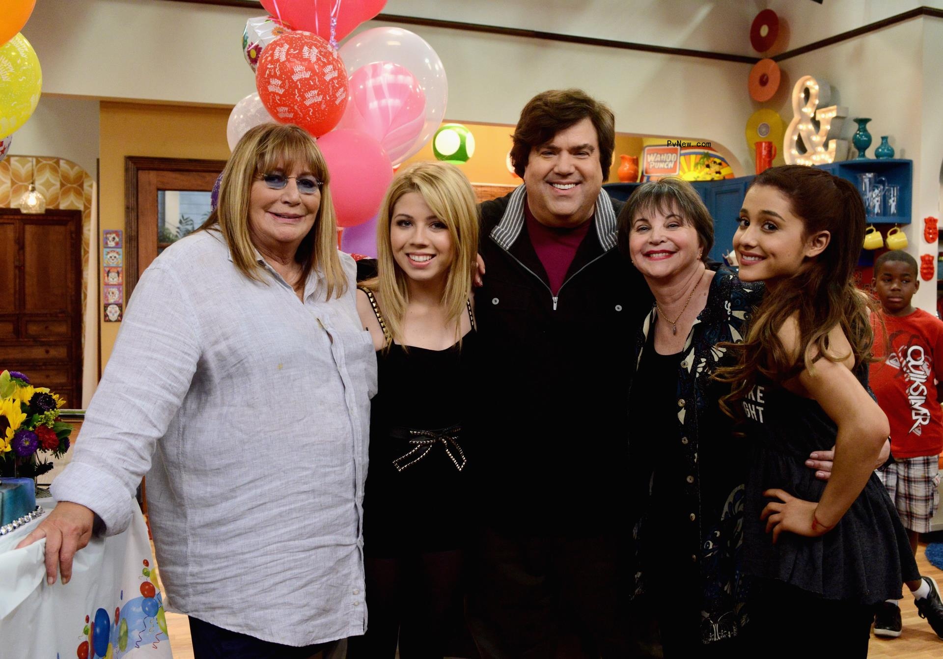 Penny Marshall, Cindy Williams, Dan Schneider, Jennette McCurdy and Ariana Grande in 2013.