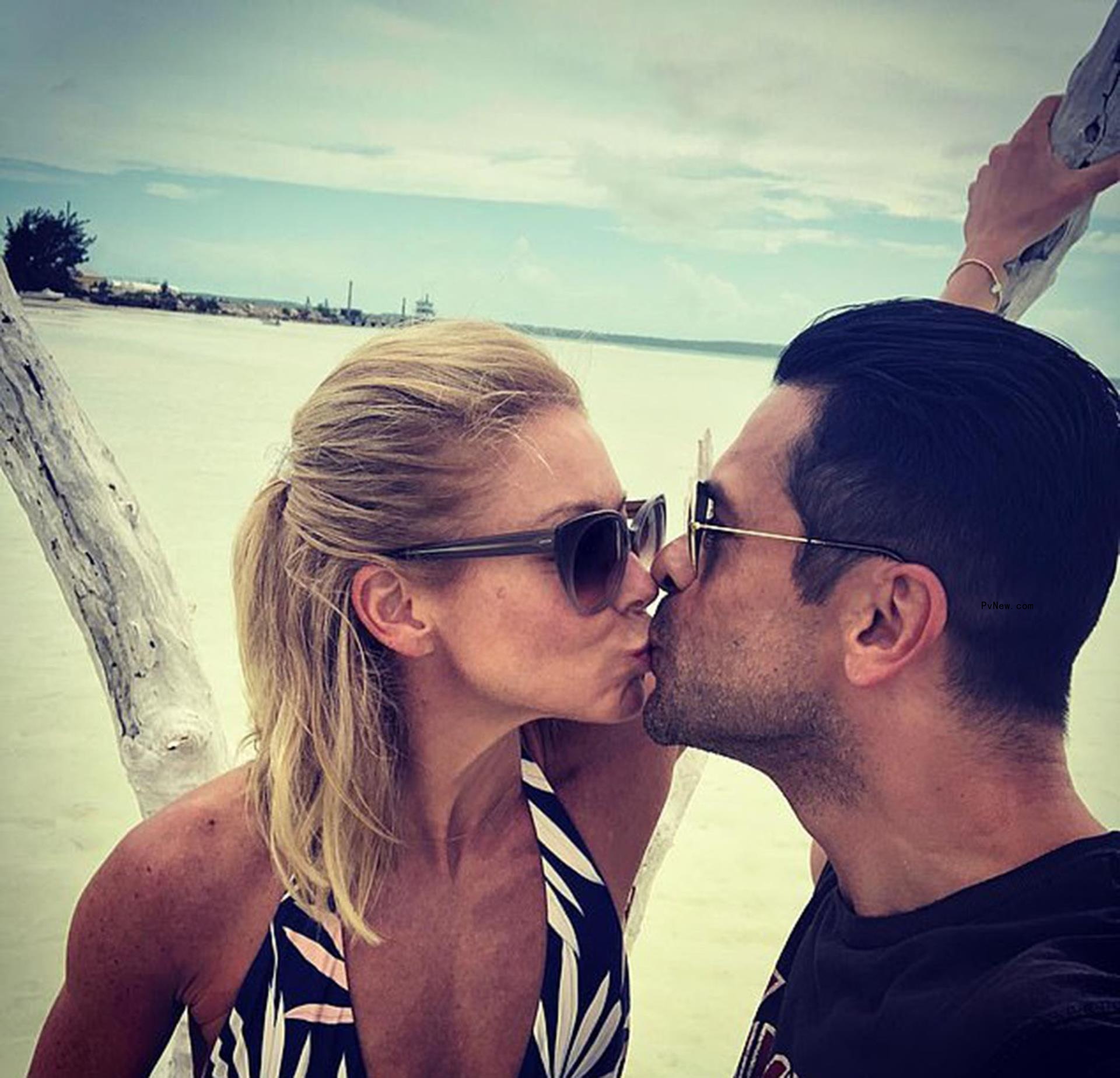 Kelly Ripa and Mark Consuelos