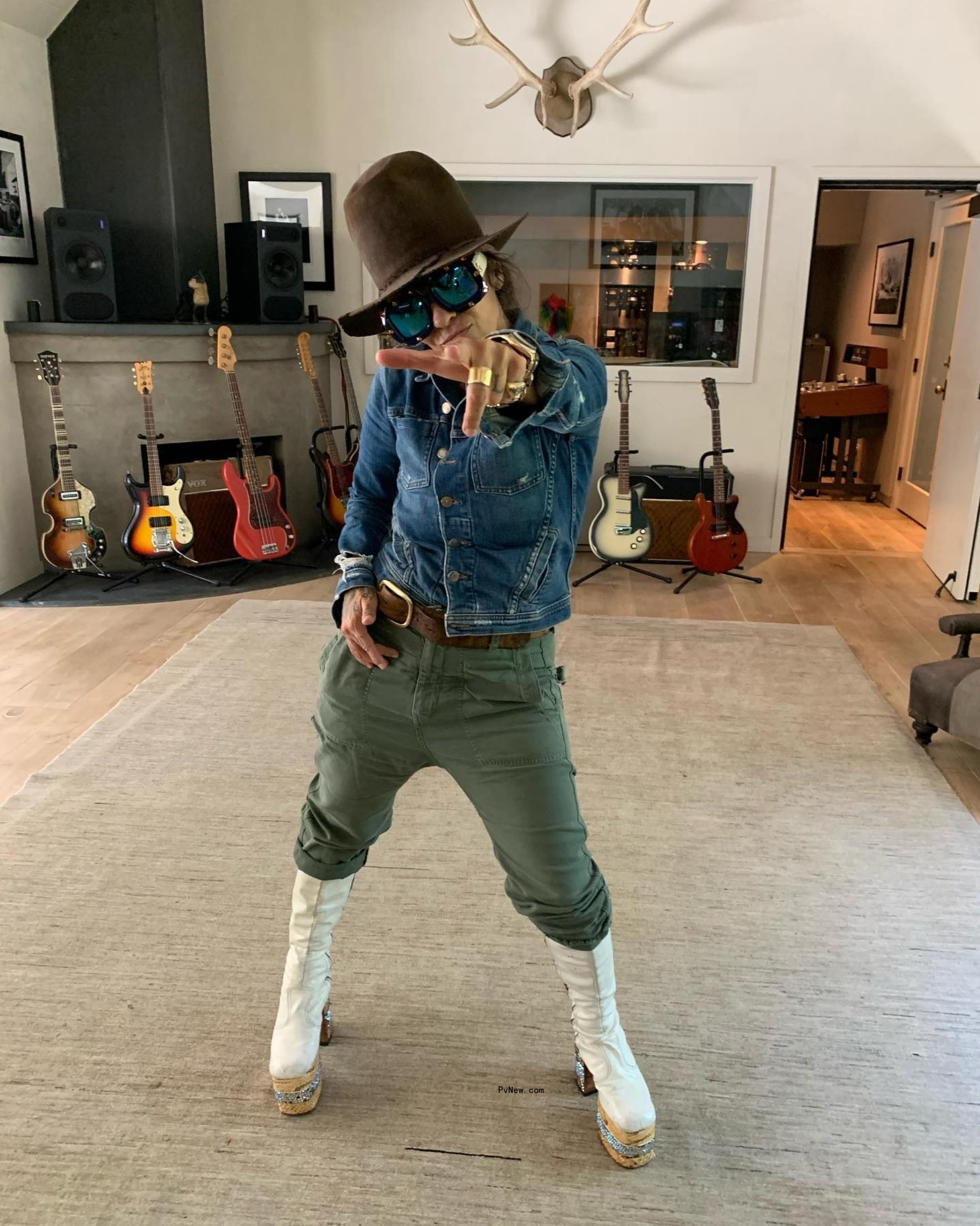 Linda Perry pointing at the camera.