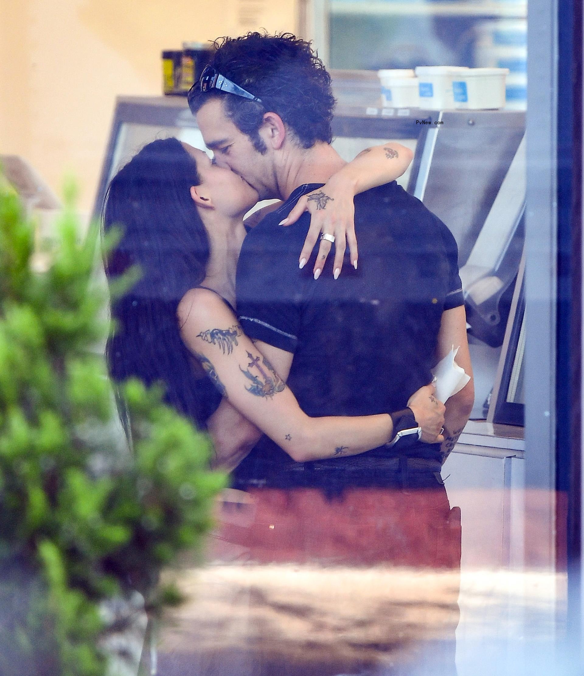 Gabriette Bechtel and Matty Healy kissing.