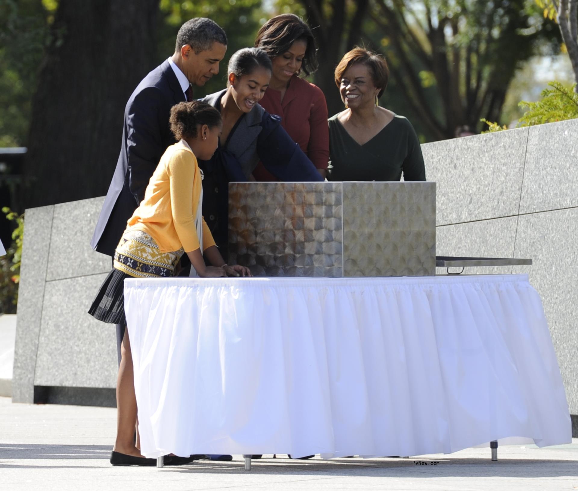 Barack Obama, Michelle Obama, Marian Robinson, Sasha Obama and Malia Obama