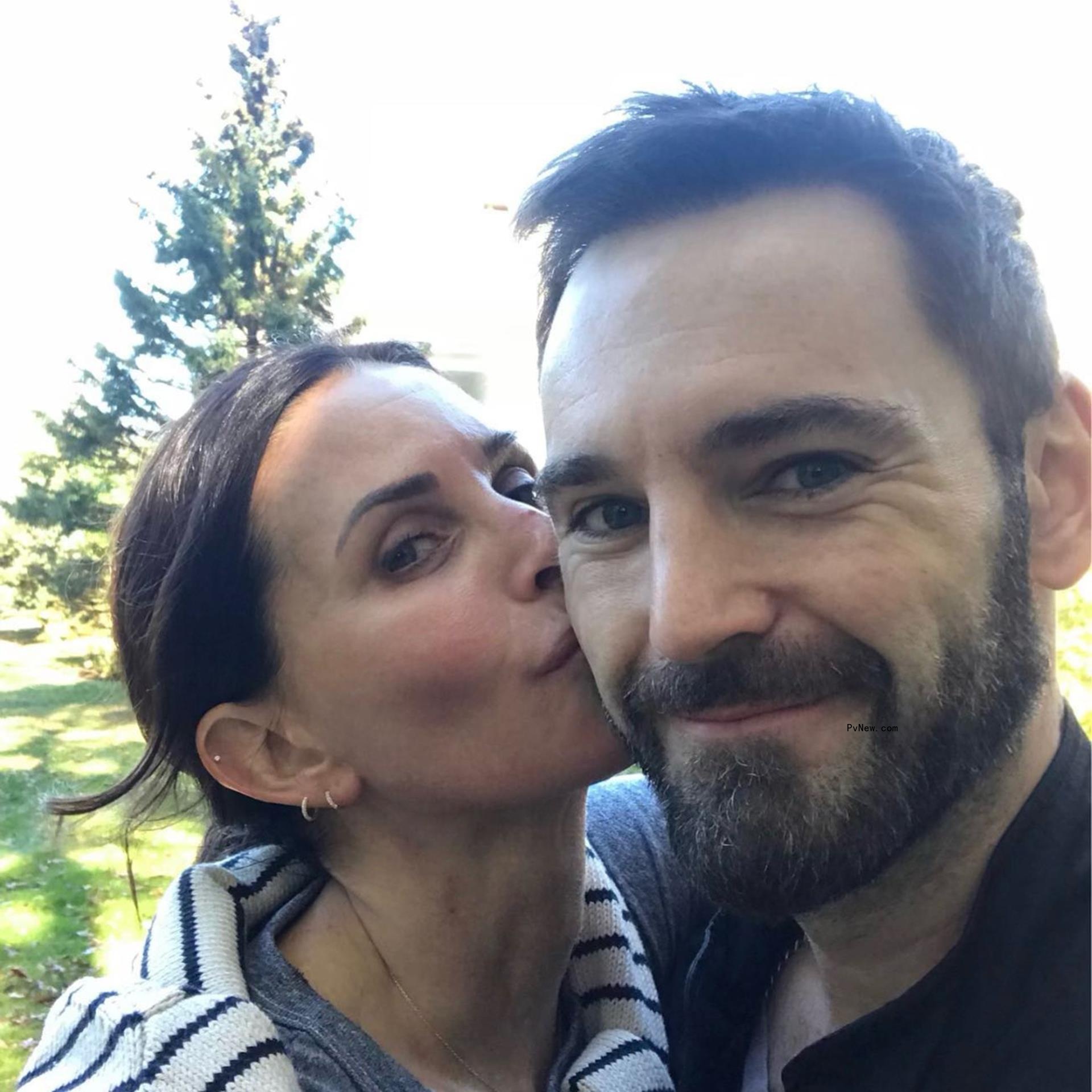 Johnny McDaid and Courteney Cox in a selfe.