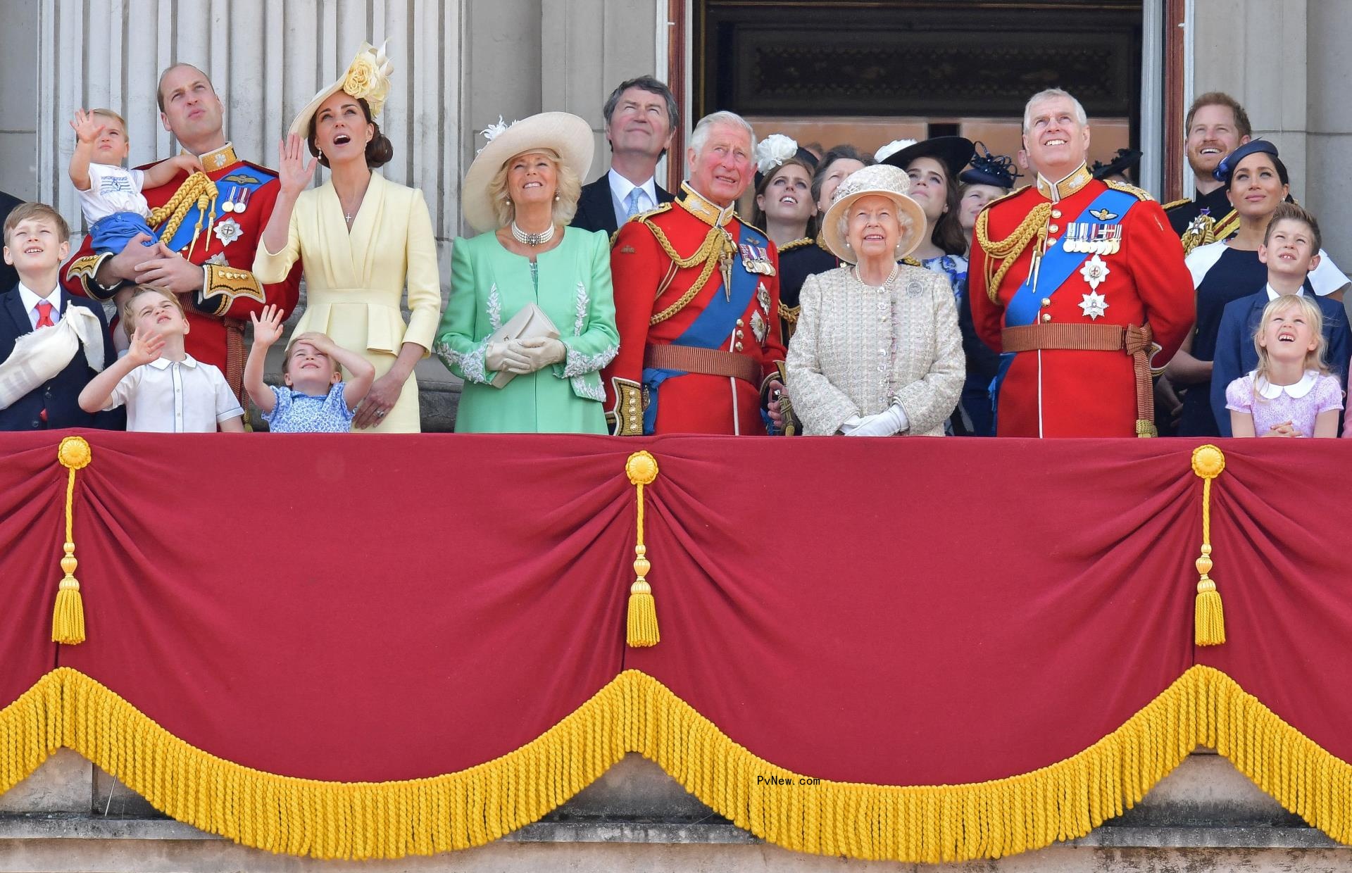 Royal family posing at balcony of Buckingham Palace.