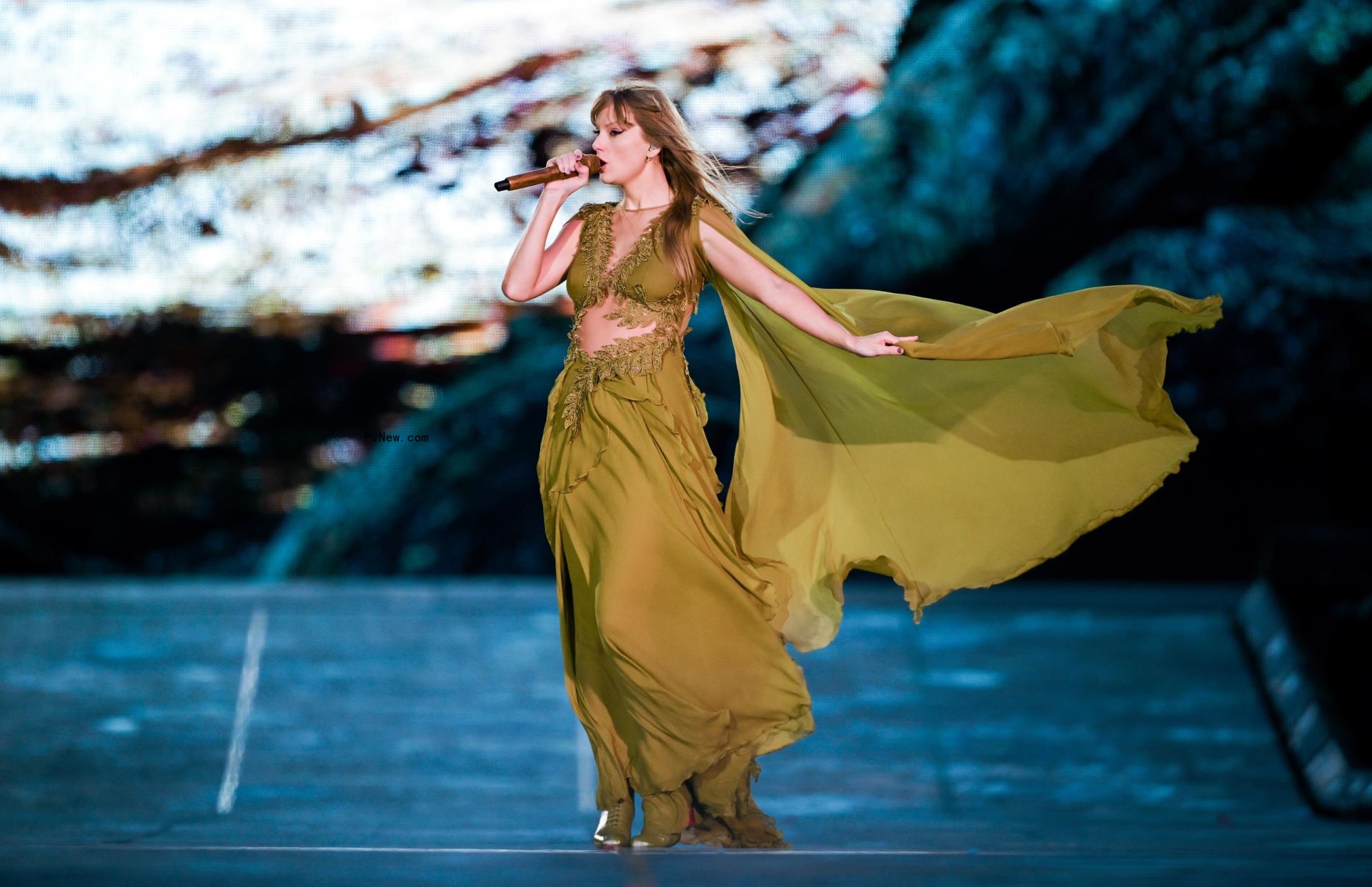 Taylor Swift on stage photo