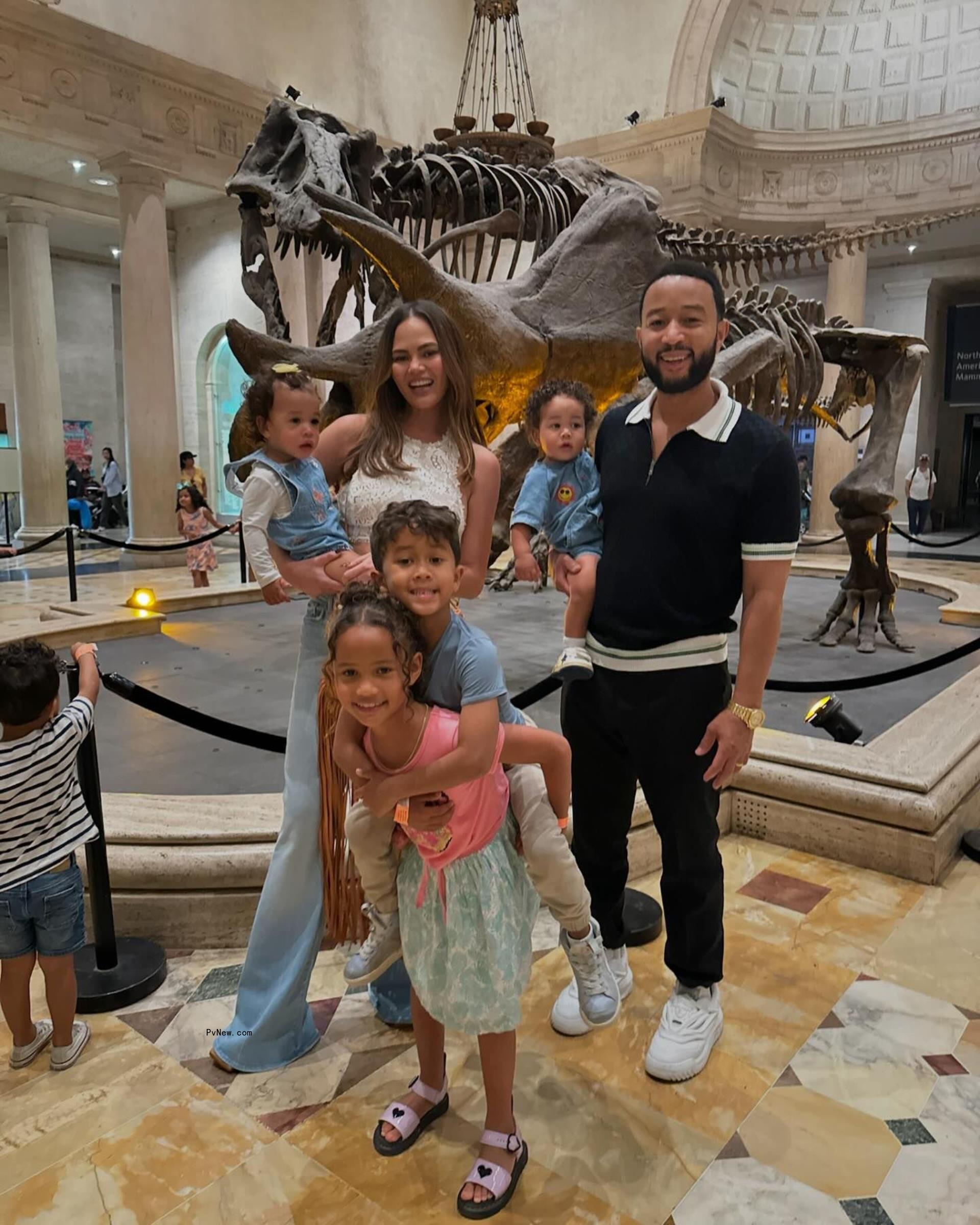 John legend and Chrissy Teigen with their four kds. 