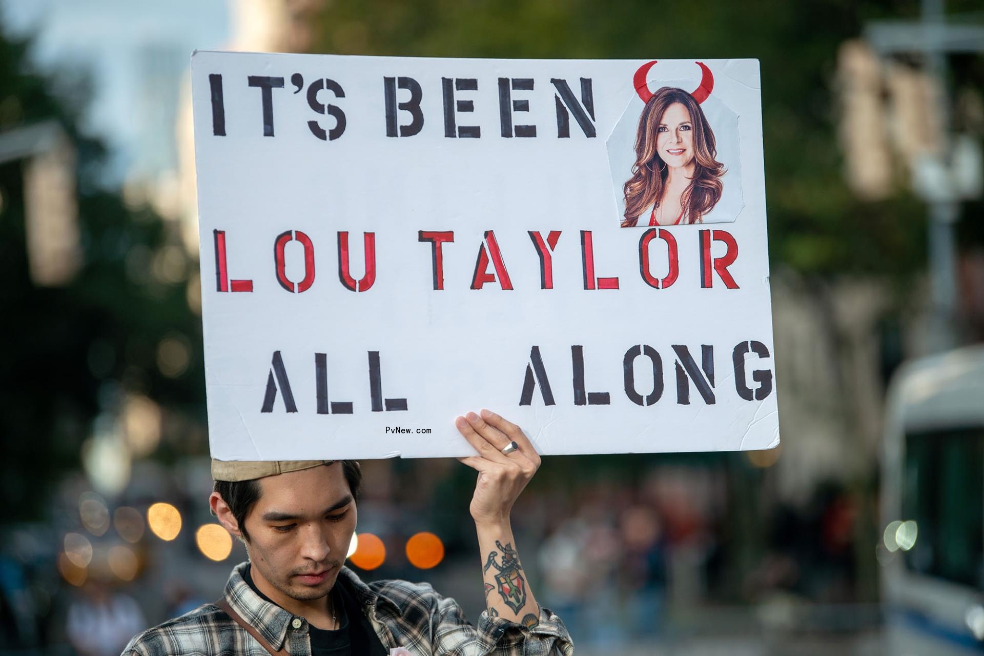 A Britney Spears fan holding a sign that reads, 