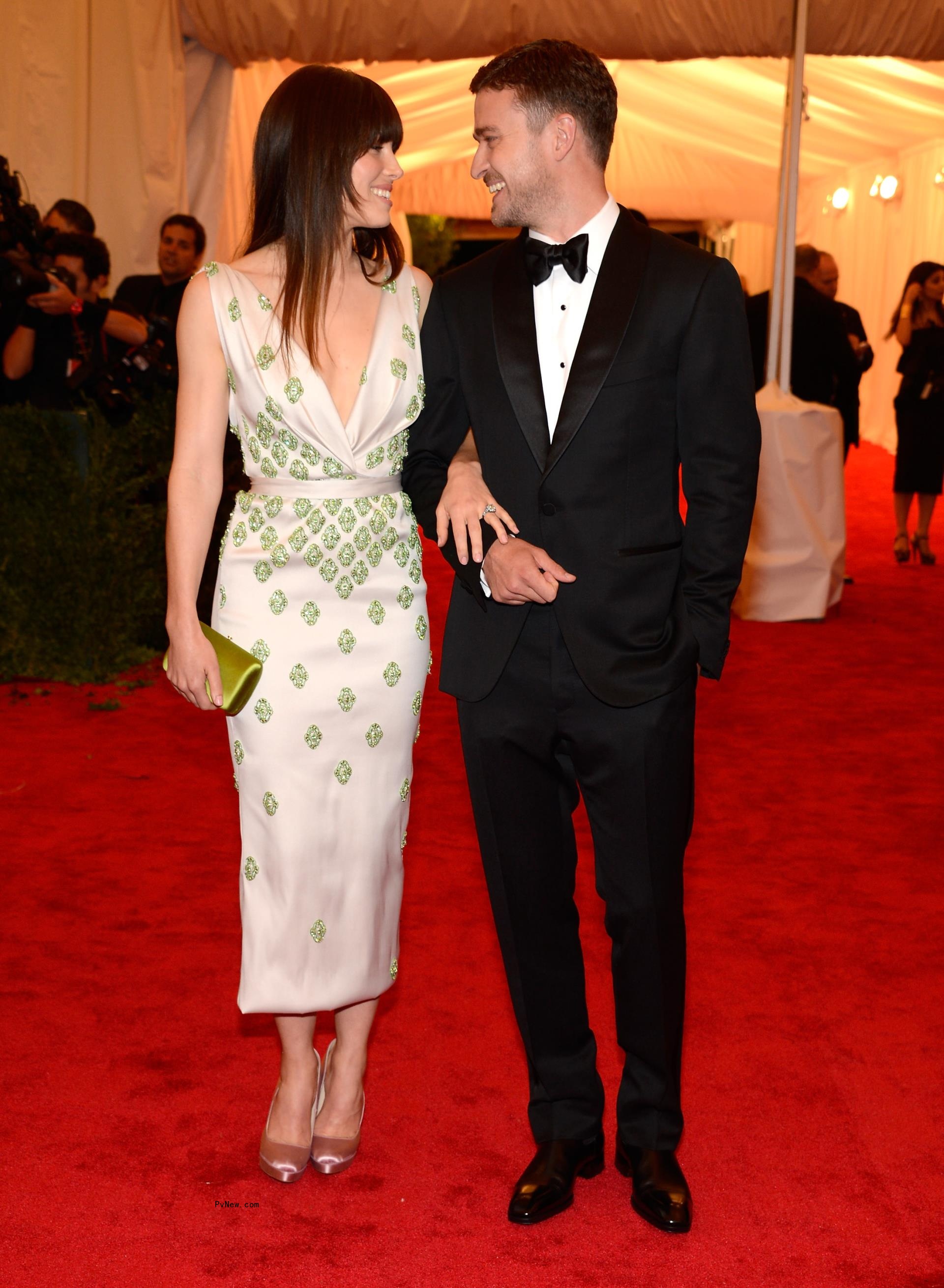 Jessica Biel and Justin Timberlake posing together