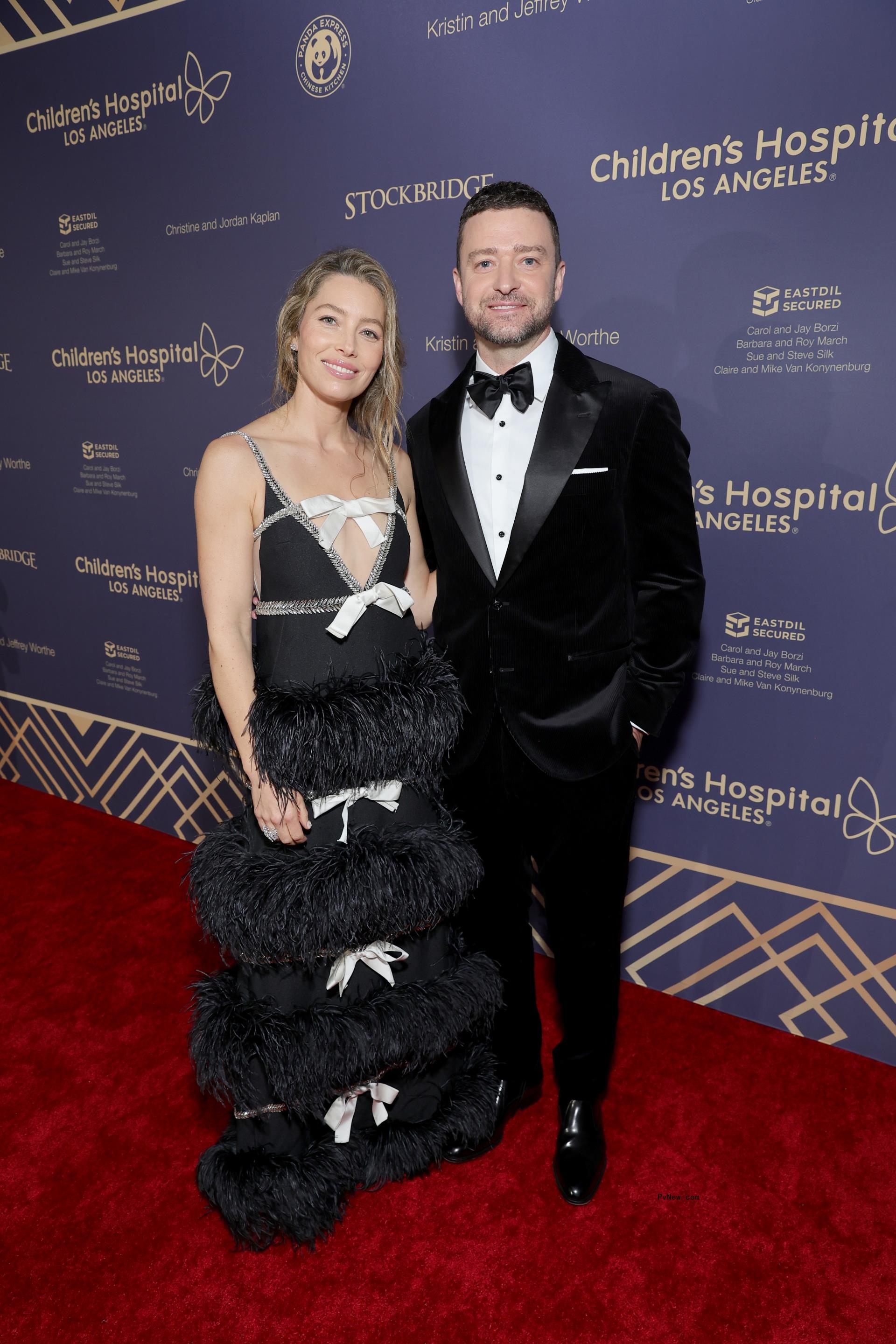 Jessica Biel and Justin Timberlake posing together