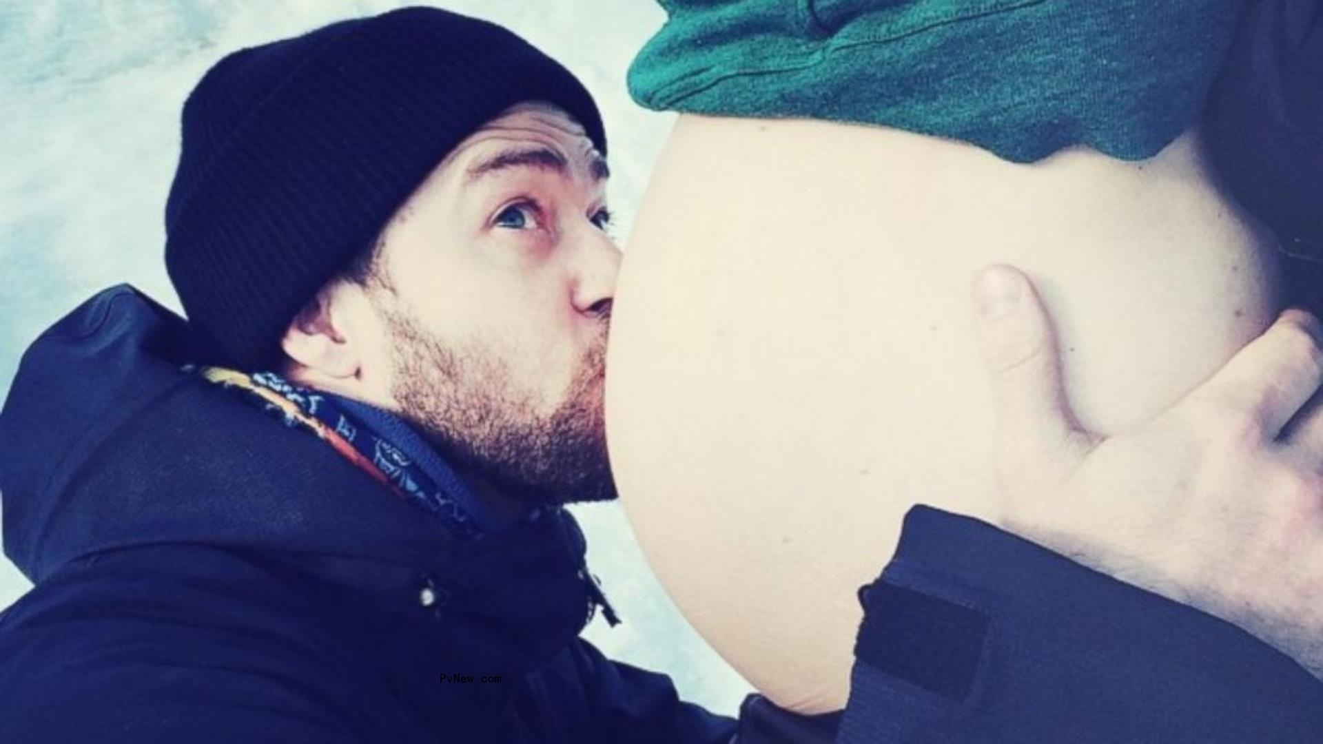 Justin Timberlake kissing Jessica Biel's pregnant stomach