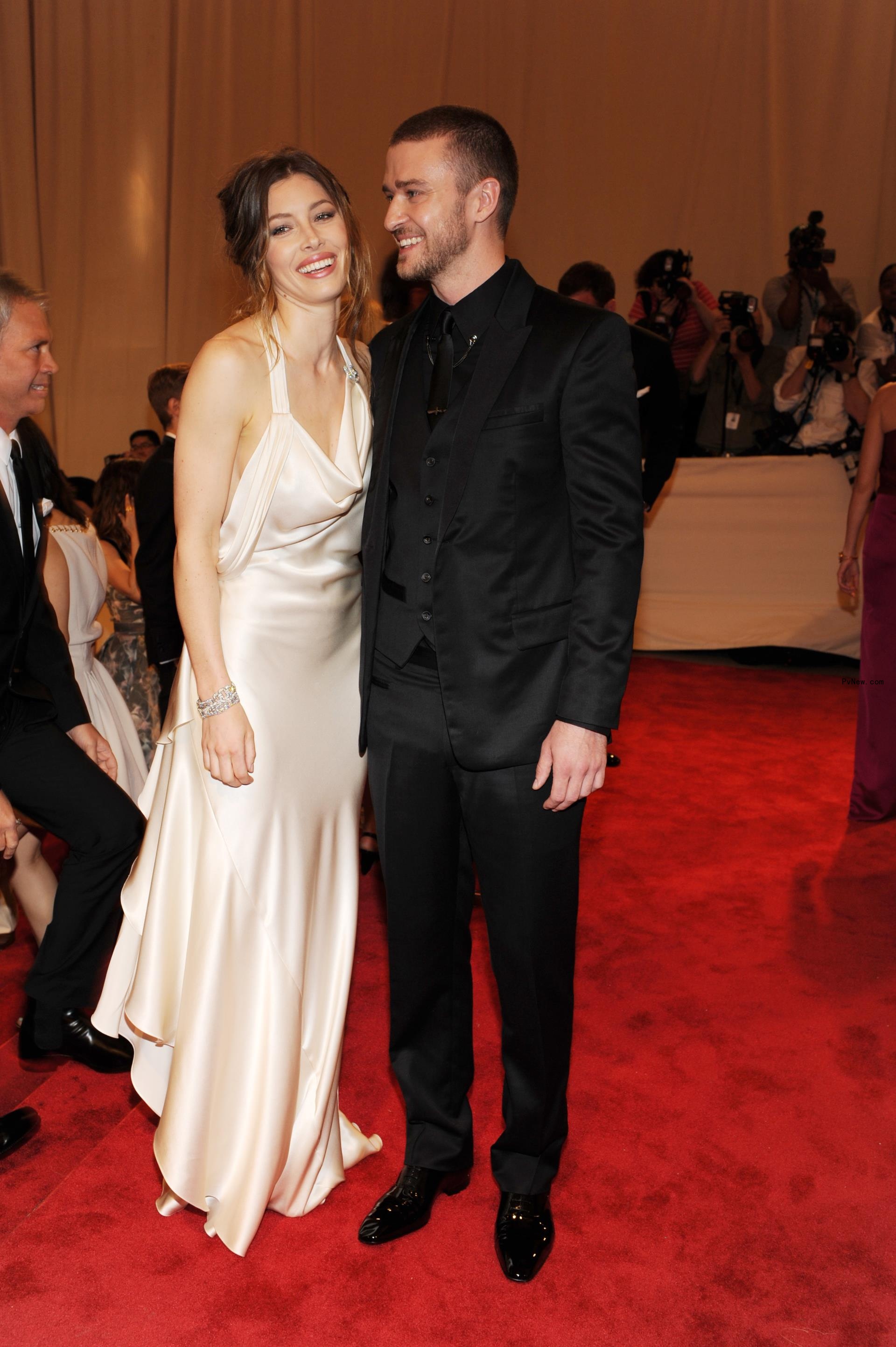 Jessica Biel and Justin Timberlake posing on a red carpet