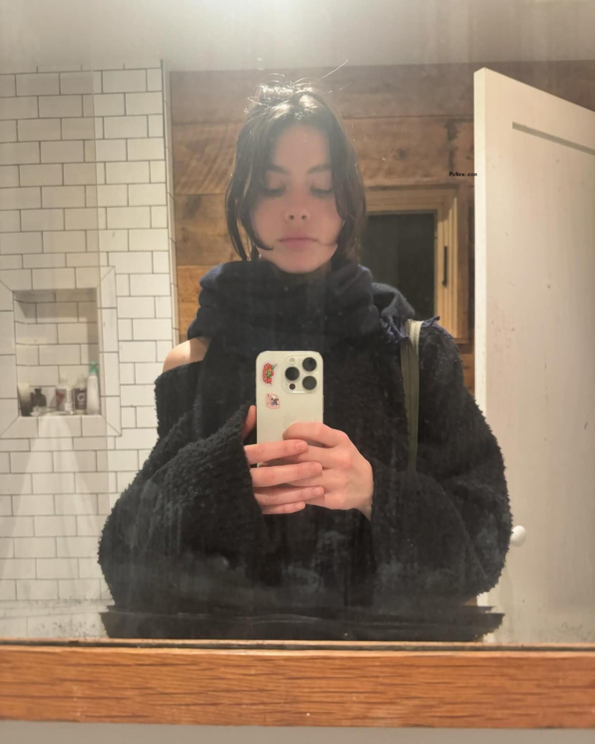 Gracie Abrams in a mirror selfie.