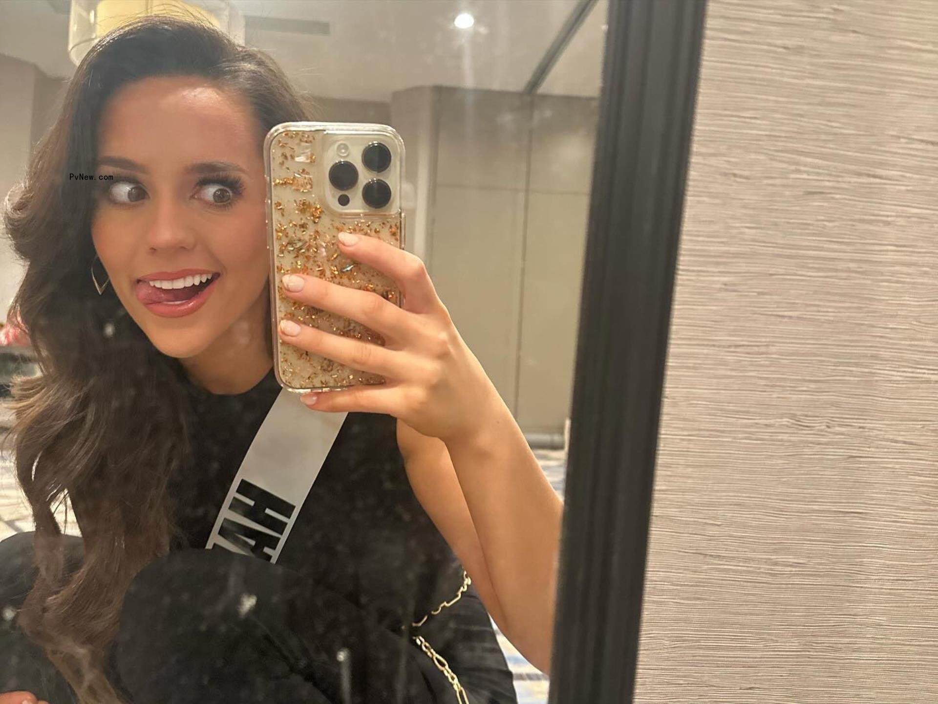 Jordon Hudson taking a silly mirror selfie.