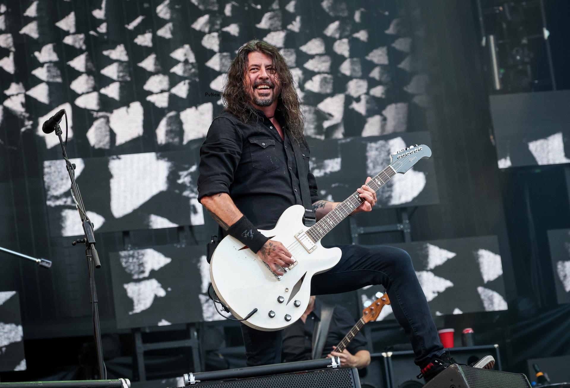 Dave Grohl of The Foo Fighters performs on stage at Lo<i></i>ndon Stadium