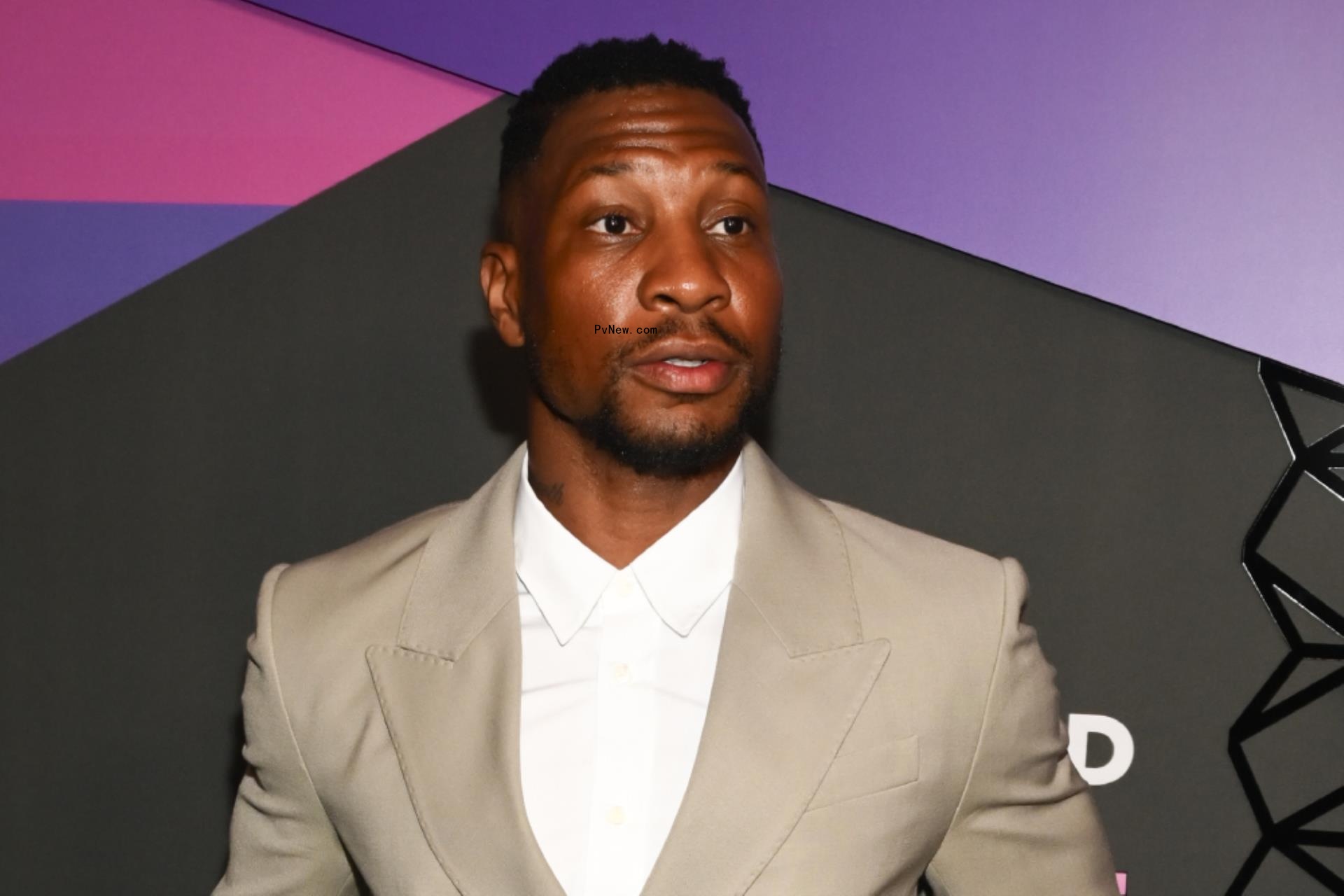 Jo<i></i>nathan Majors Breaks Down in Tears While Accepting Hollywood Unlocked’s Perseverance Award: ‘I’m Imperfect. I Have Shortcomings’