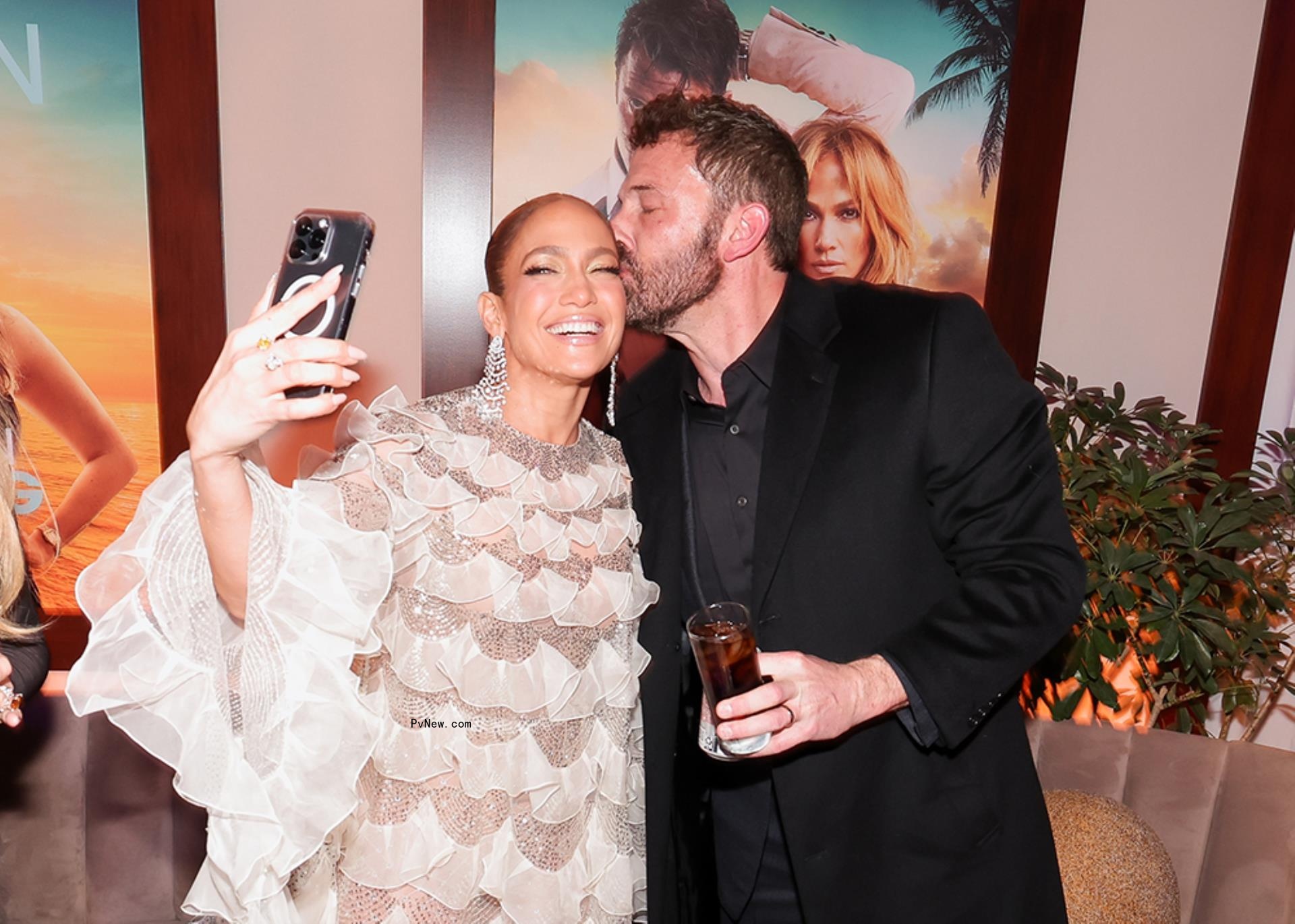 ben affleck kissing jennifer lopez on the head as she takes a selfie