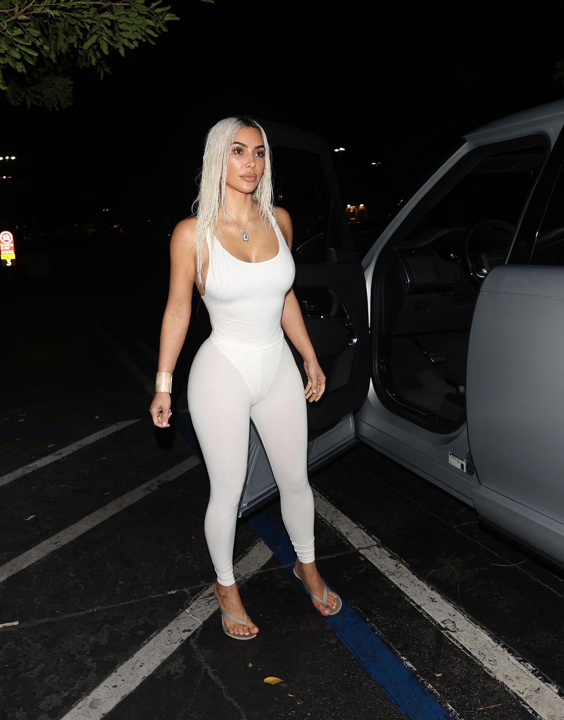 Kim Kardashian with blond hair. 