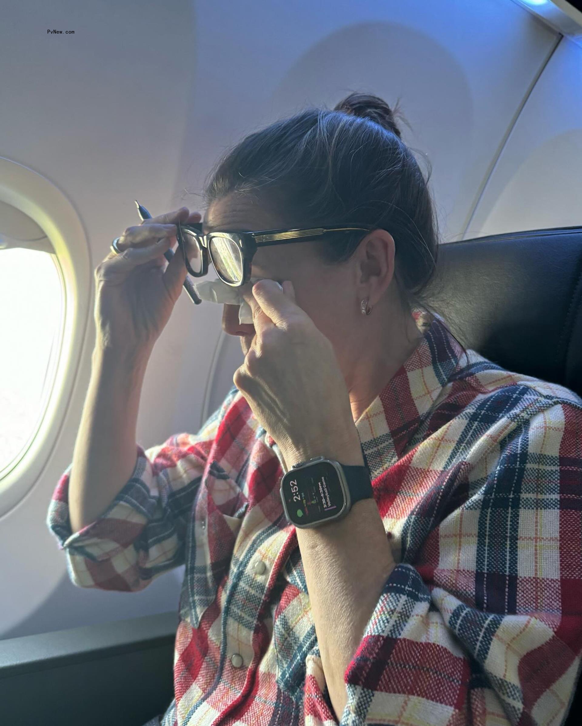 Jennifer Garner crying on a plane