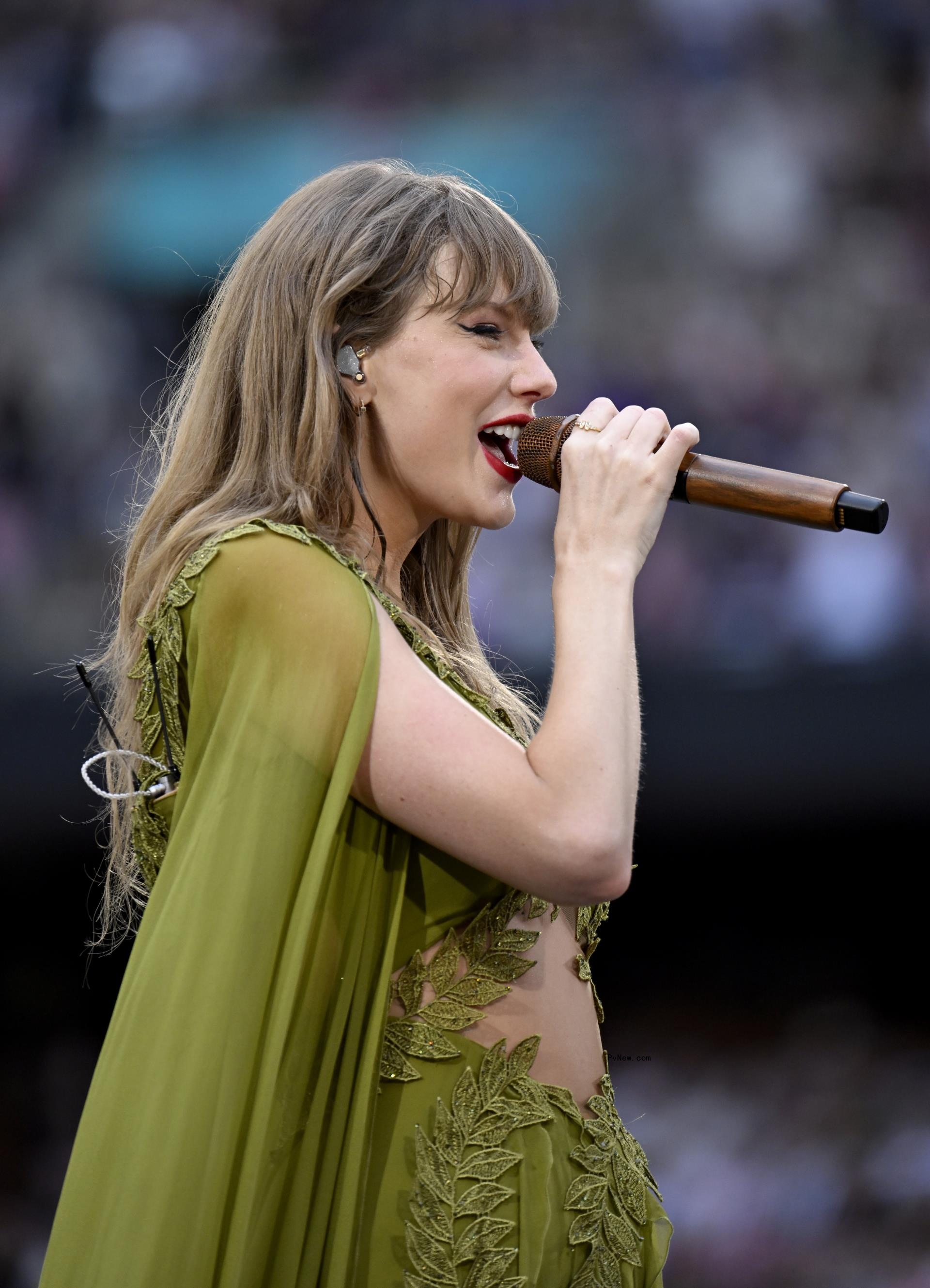 Taylor Swift performing