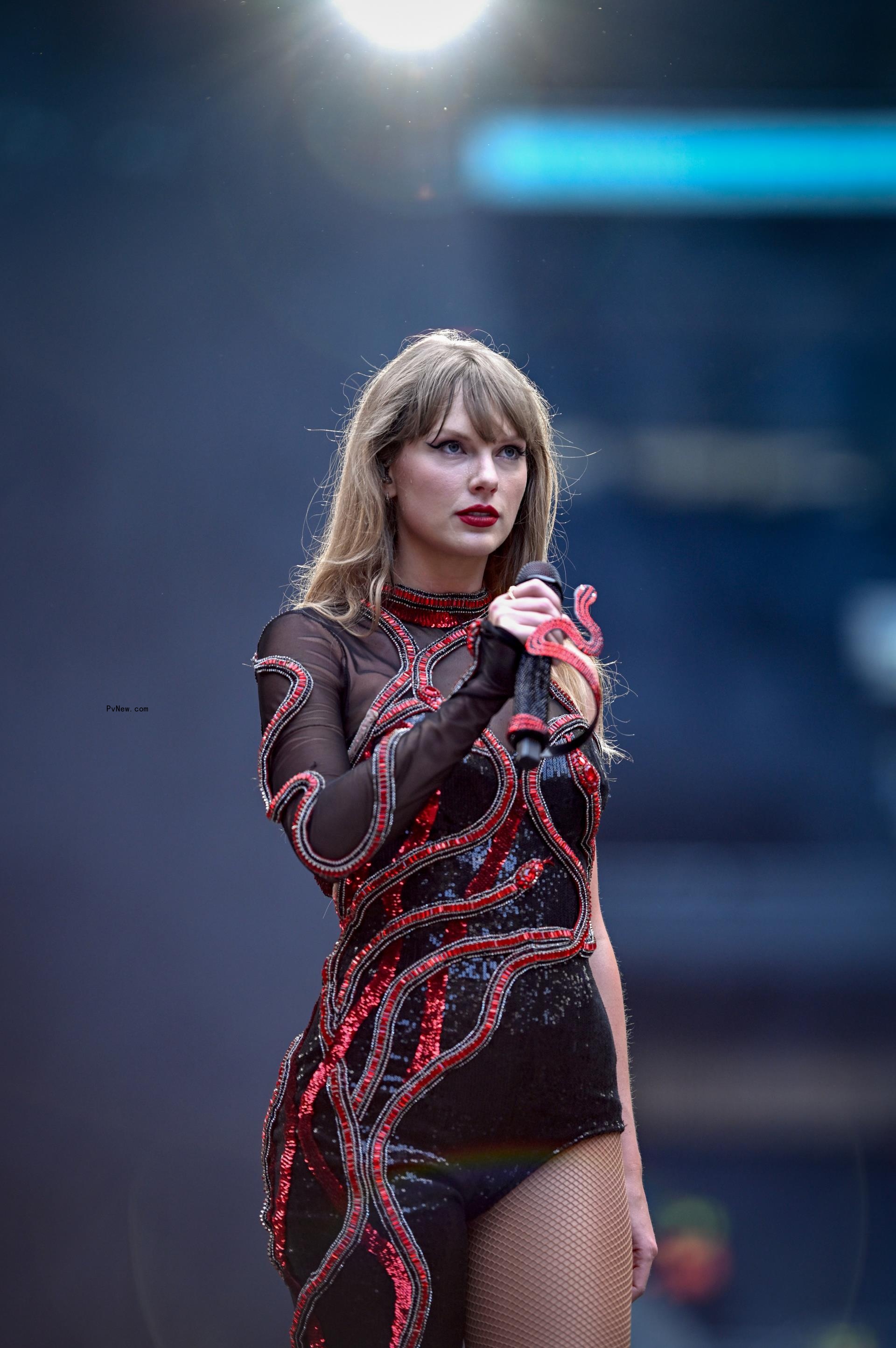 Taylor Swift performing