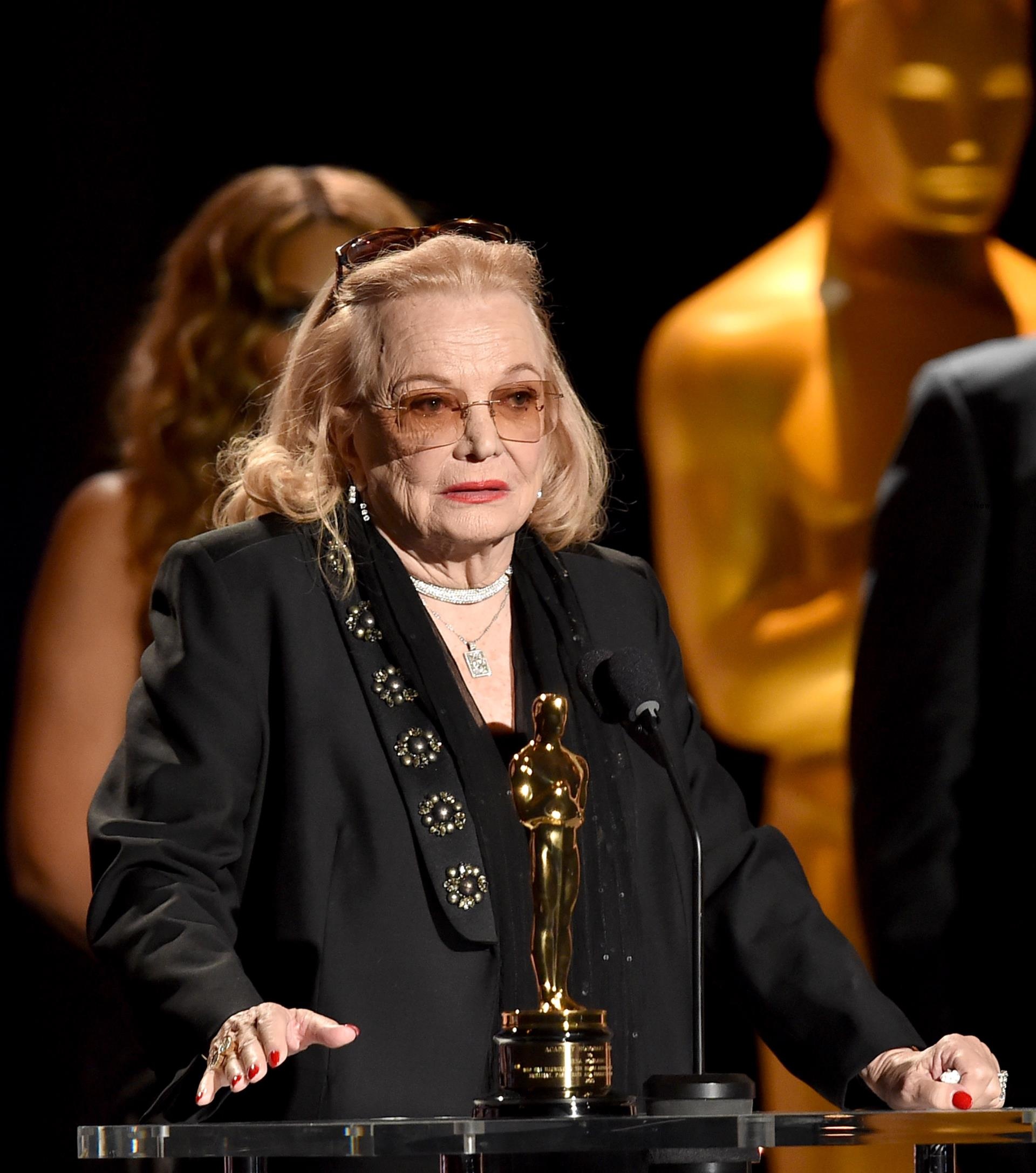 gena rowlands speaking at a podium
