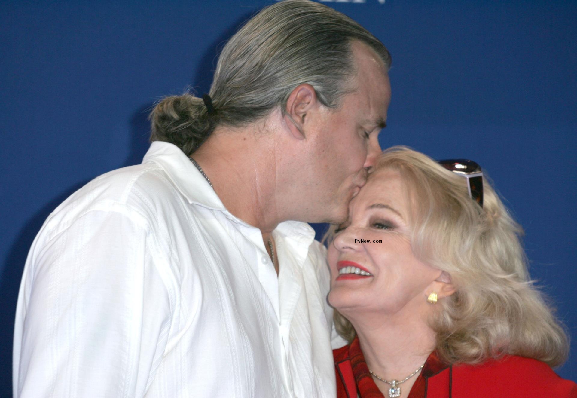 Nick Cassavetes kissing his mother Gena Rowlands on the head