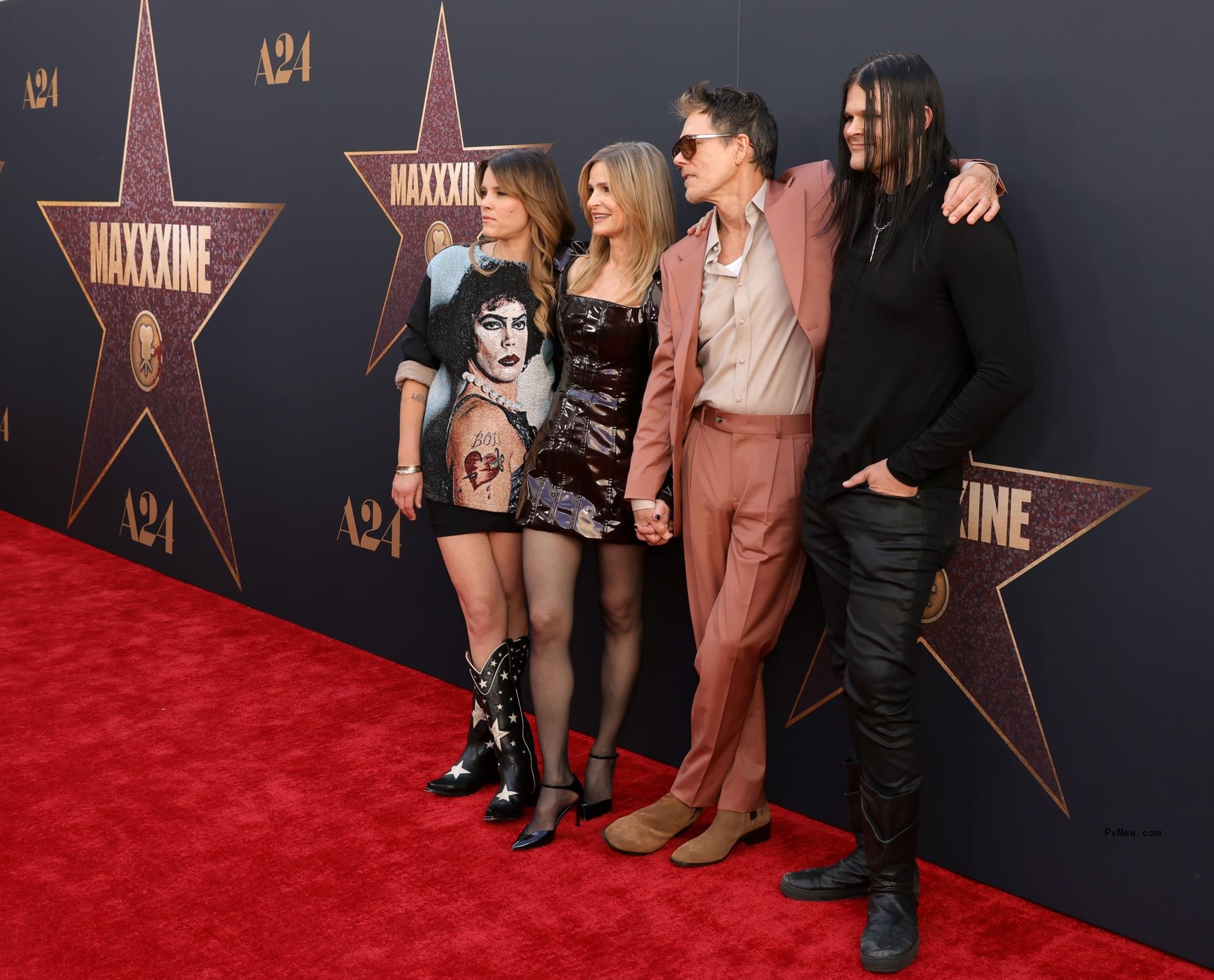 Sosie Bacon, Kyra Sedgwick, Kevin Bacon and Travis Bacon posing on a red carpet